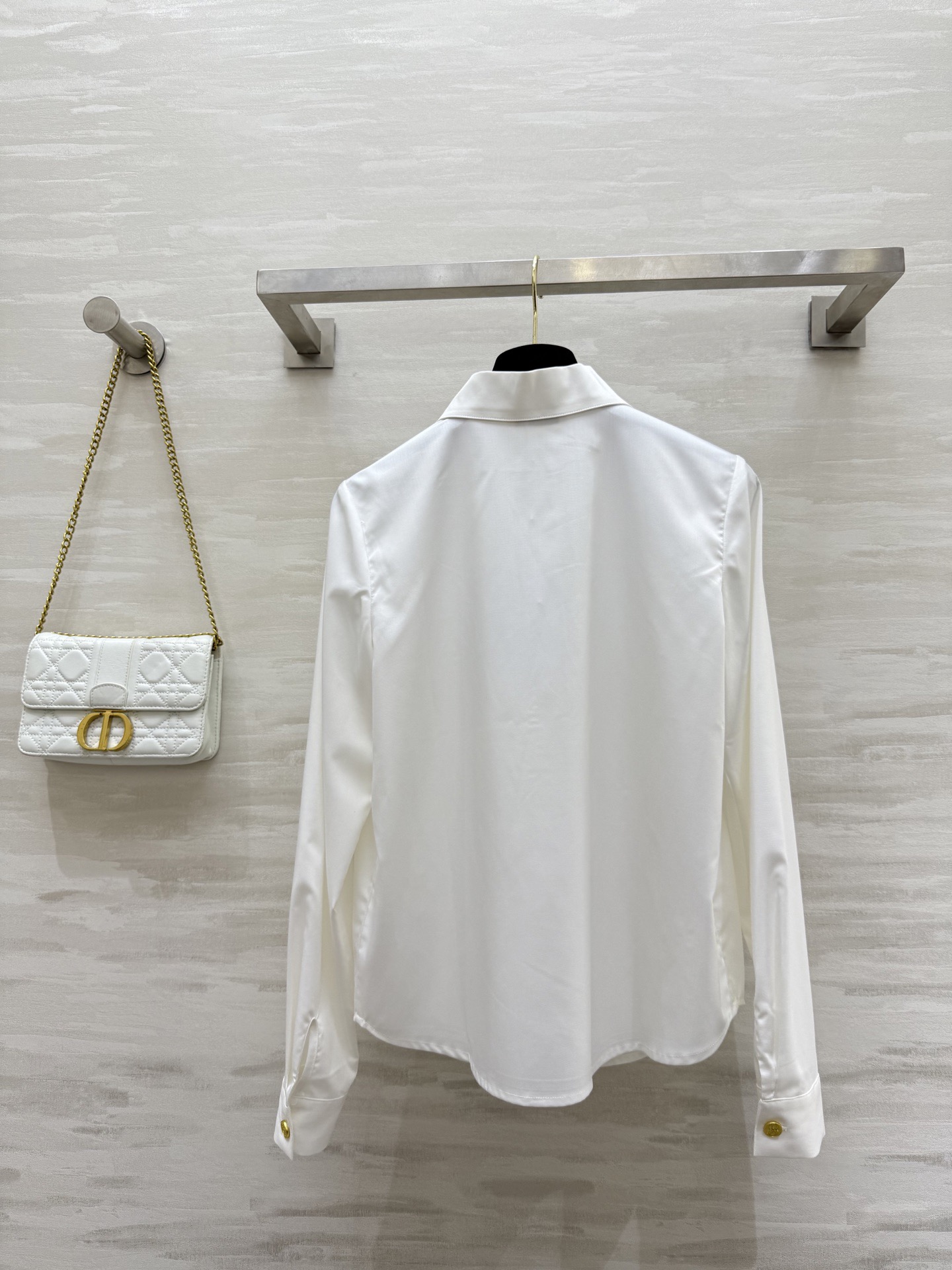 #Celin♡²⁶春夏新款 金扣装饰衬衣 高品质 现货首发size：S/M/L（s码肩宽：36，胸围：9