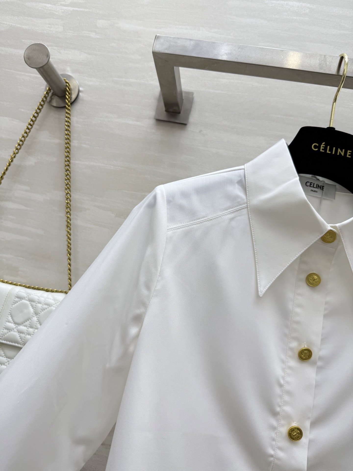 #Celin♡²⁶春夏新款 金扣装饰衬衣 高品质 现货首发size：S/M/L（s码肩宽：36，胸围：9