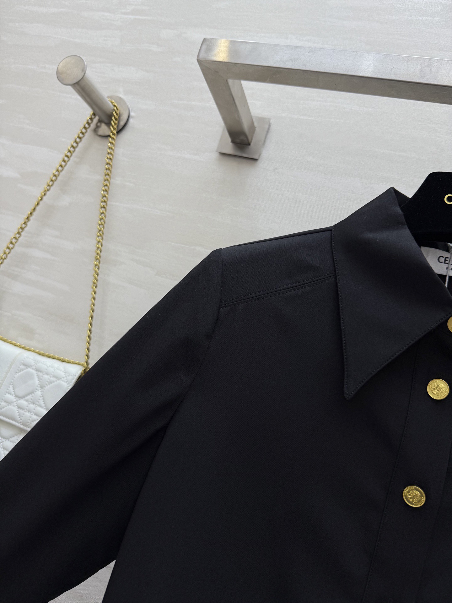 #Celin♡²⁶春夏新款 金扣装饰衬衣 高品质 现货首发size：S/M/L（s码肩宽：36，胸围：9