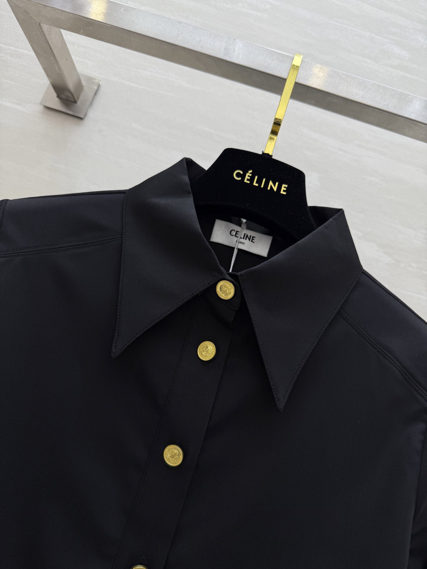 #Celin♡²⁶春夏新款 金扣装饰衬衣 高品质 现货首发size：S/M/L（s码肩宽：36，胸围：9