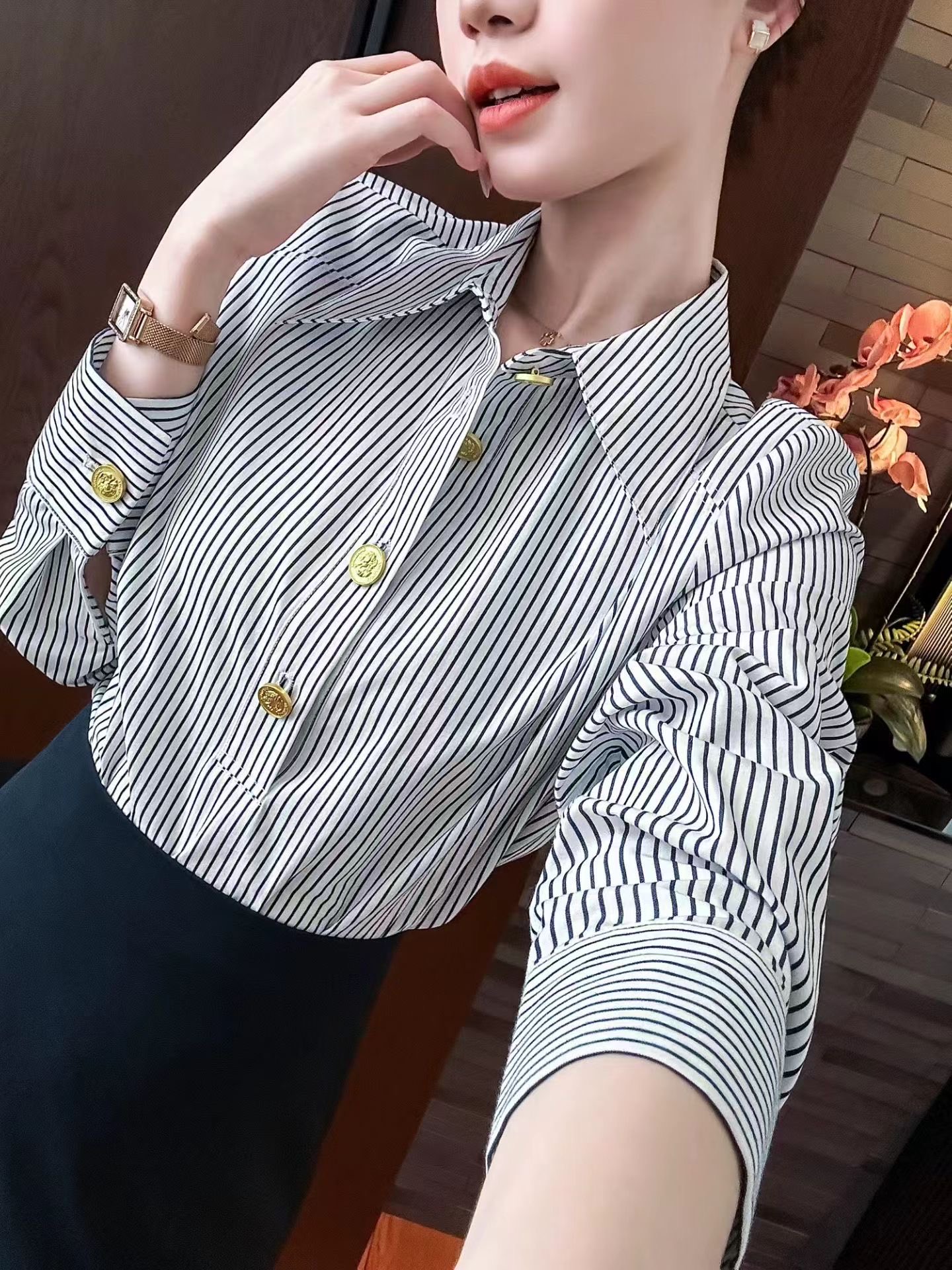 #Celin♡²⁶春夏新款 金扣装饰衬衣 高品质 现货首发size：S/M/L（s码肩宽：36，胸围：9