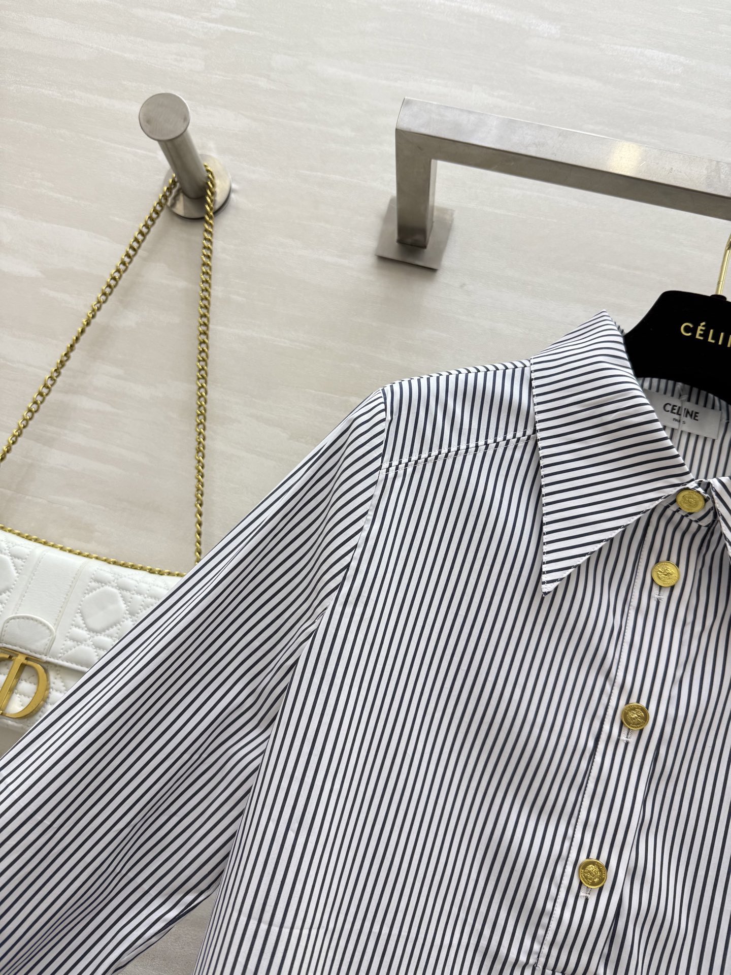 #Celin♡²⁶春夏新款 金扣装饰衬衣 高品质 现货首发size：S/M/L（s码肩宽：36，胸围：9