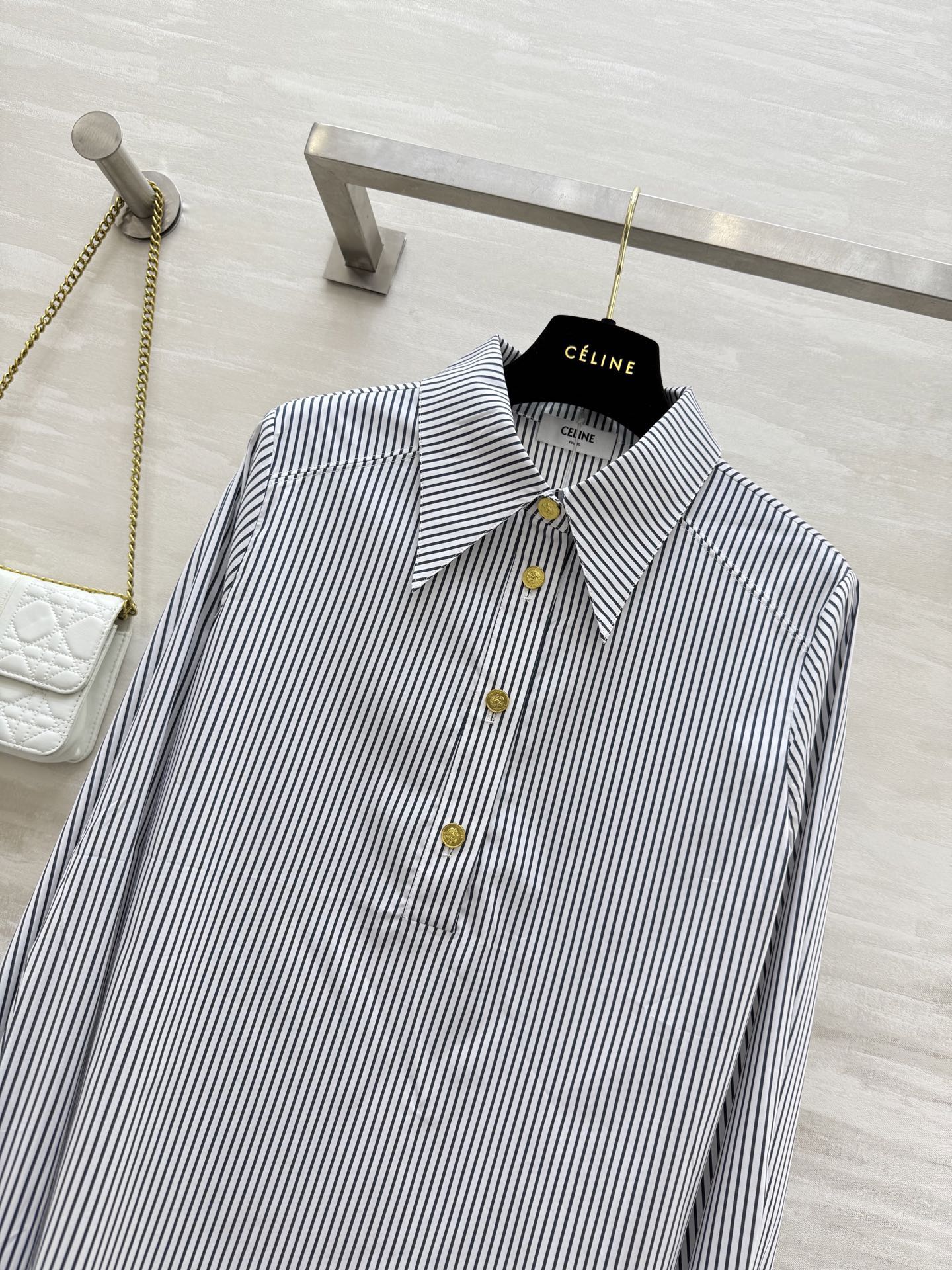 #Celin♡²⁶春夏新款 金扣装饰衬衣 高品质 现货首发size：S/M/L（s码肩宽：36，胸围：9