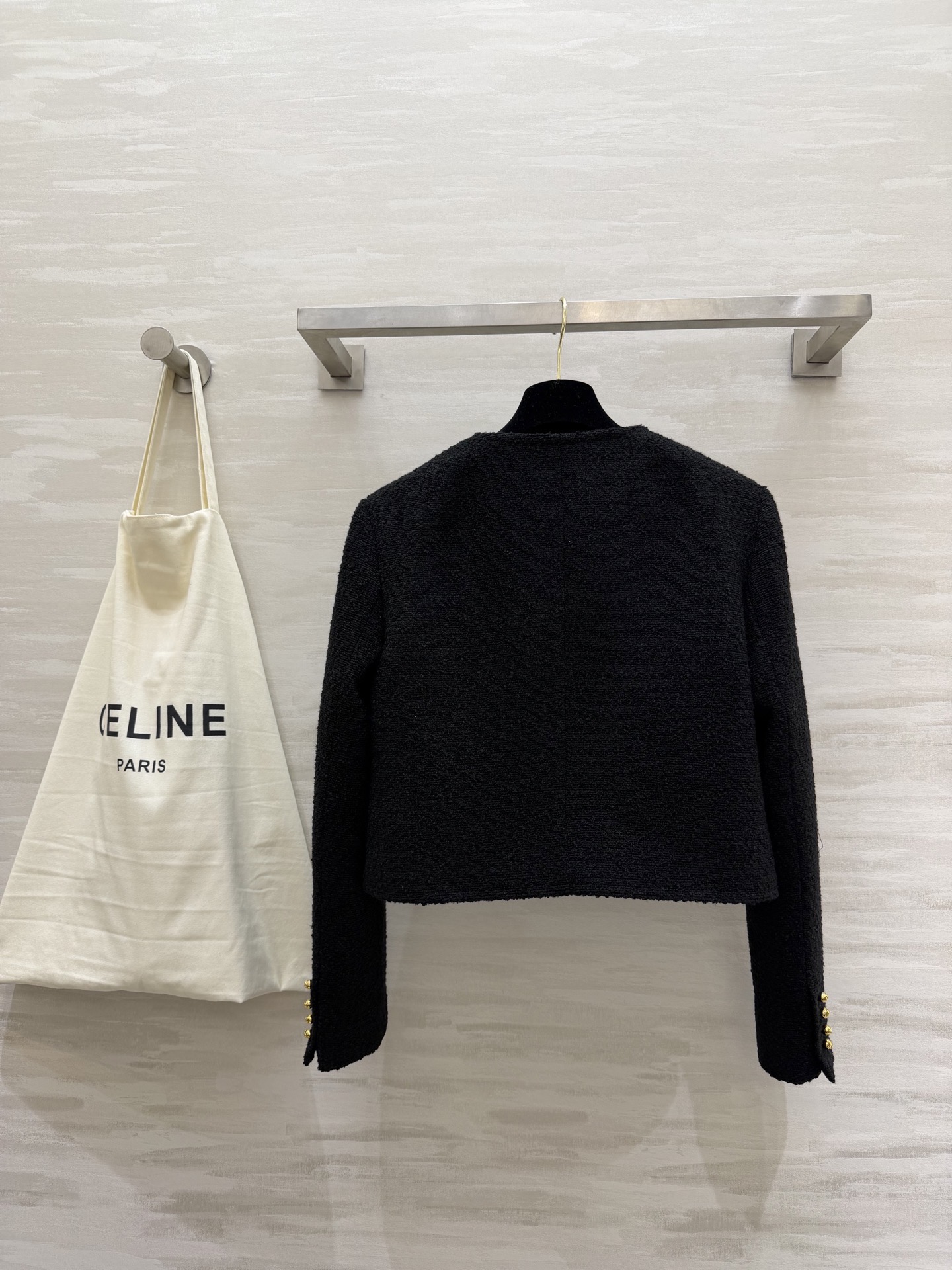 #Celin♡²⁶新款 黑色粗花呢外套 经典小香风设计质地挺括有型 金色纽扣点缀细节感✨ 短款版型修饰腰