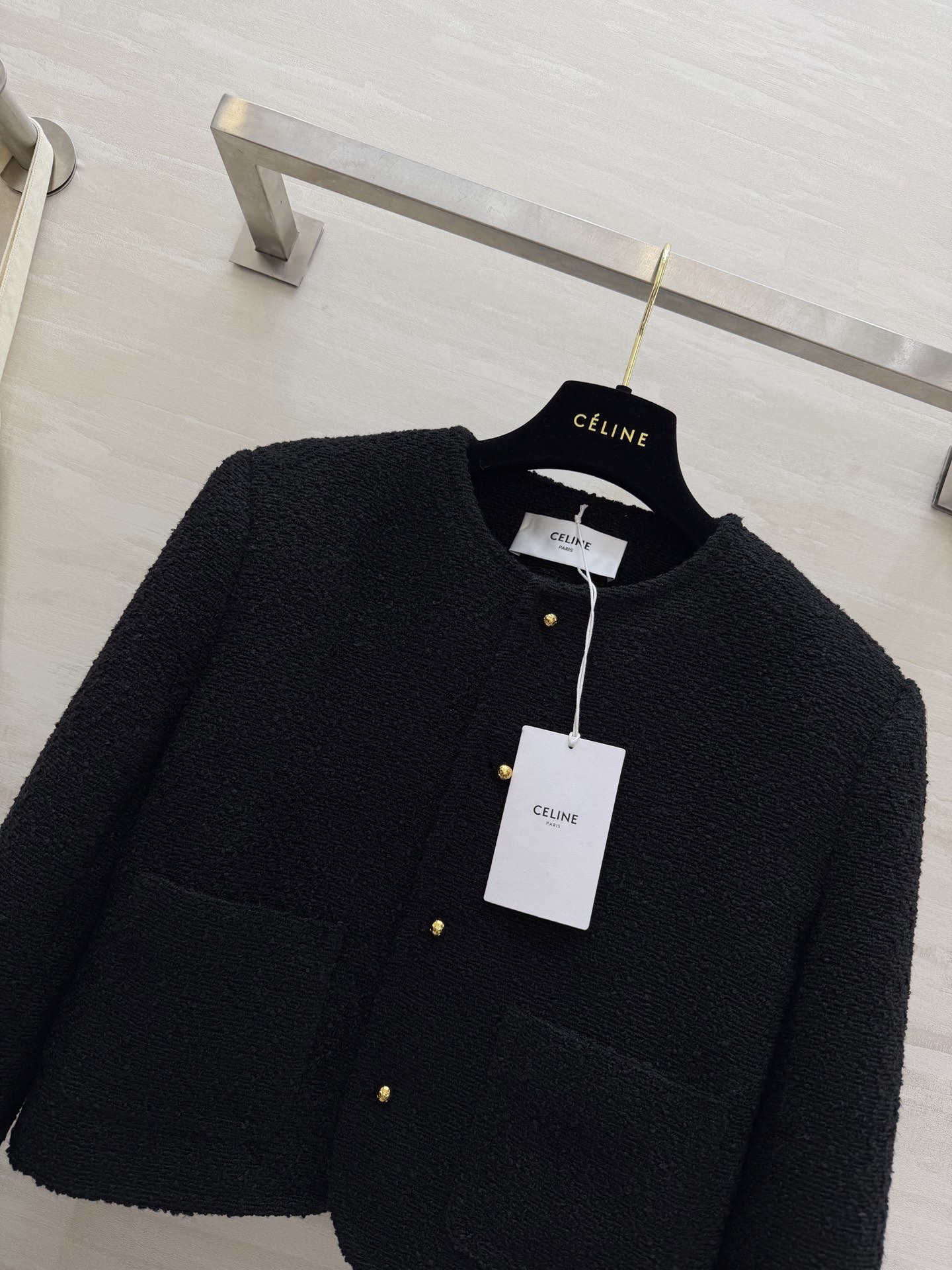 #Celin♡²⁶新款 黑色粗花呢外套 经典小香风设计质地挺括有型 金色纽扣点缀细节感✨ 短款版型修饰腰