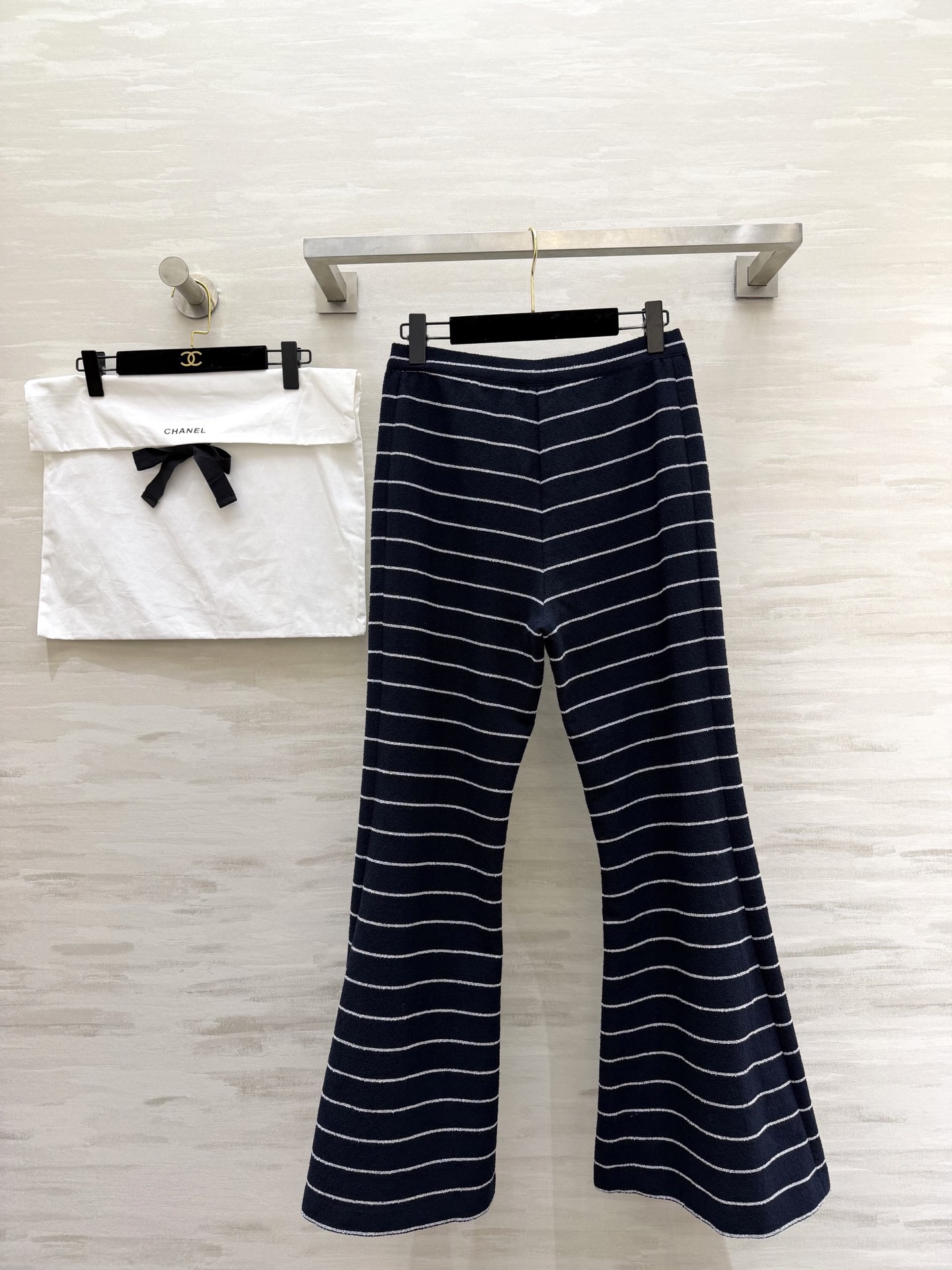 #Chane♡²⁶早春度假系列 条纹喇叭裤 黑白横条纹设计 高腰+喇叭裤型修饰腿型 显瘦效果满分！金色纽