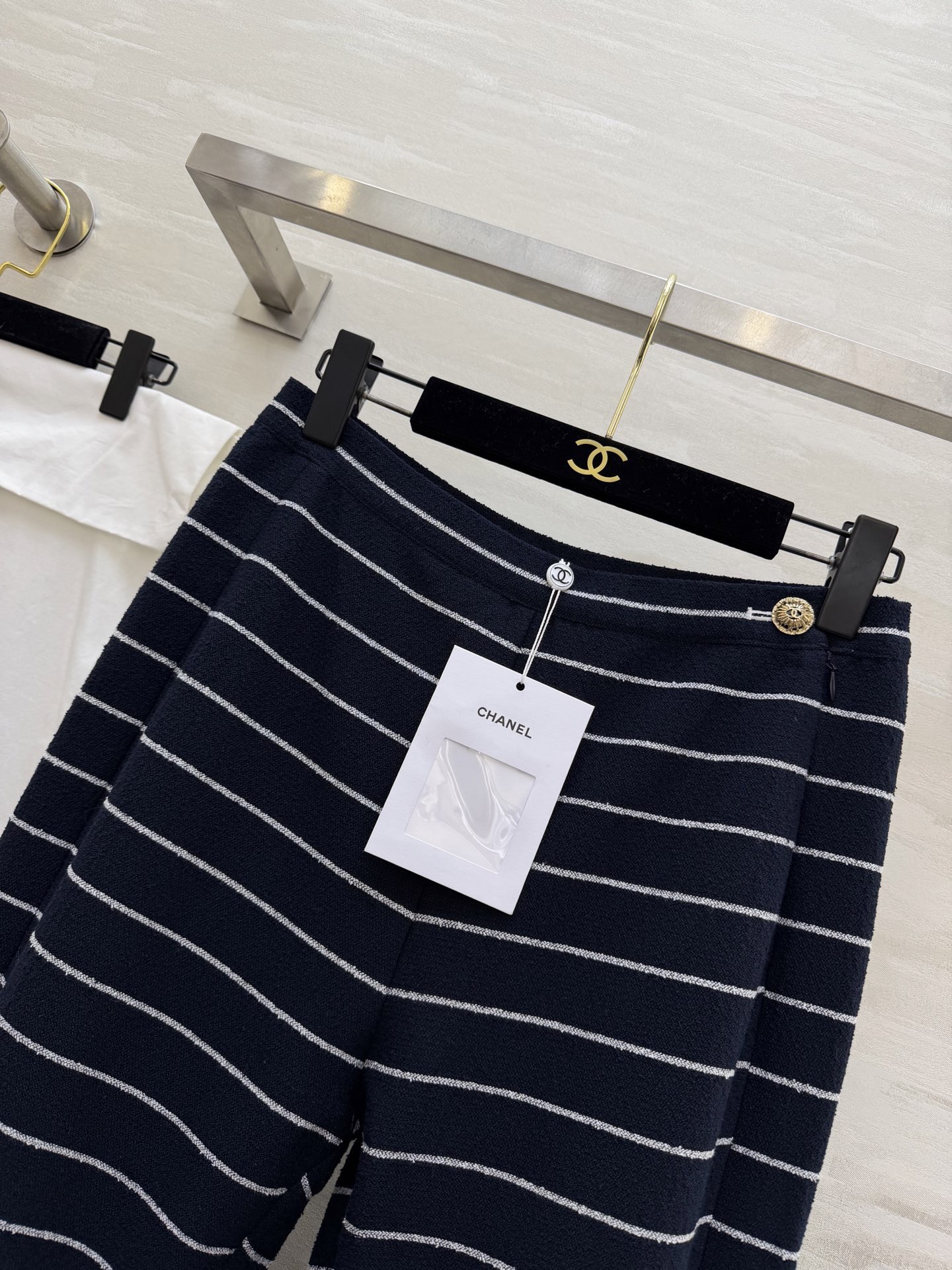 #Chane♡²⁶早春度假系列 条纹喇叭裤 黑白横条纹设计 高腰+喇叭裤型修饰腿型 显瘦效果满分！金色纽
