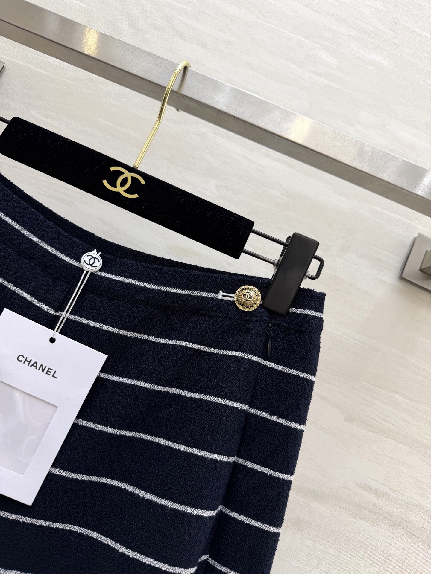 #Chane♡²⁶早春度假系列 条纹喇叭裤 黑白横条纹设计 高腰+喇叭裤型修饰腿型 显瘦效果满分！金色纽