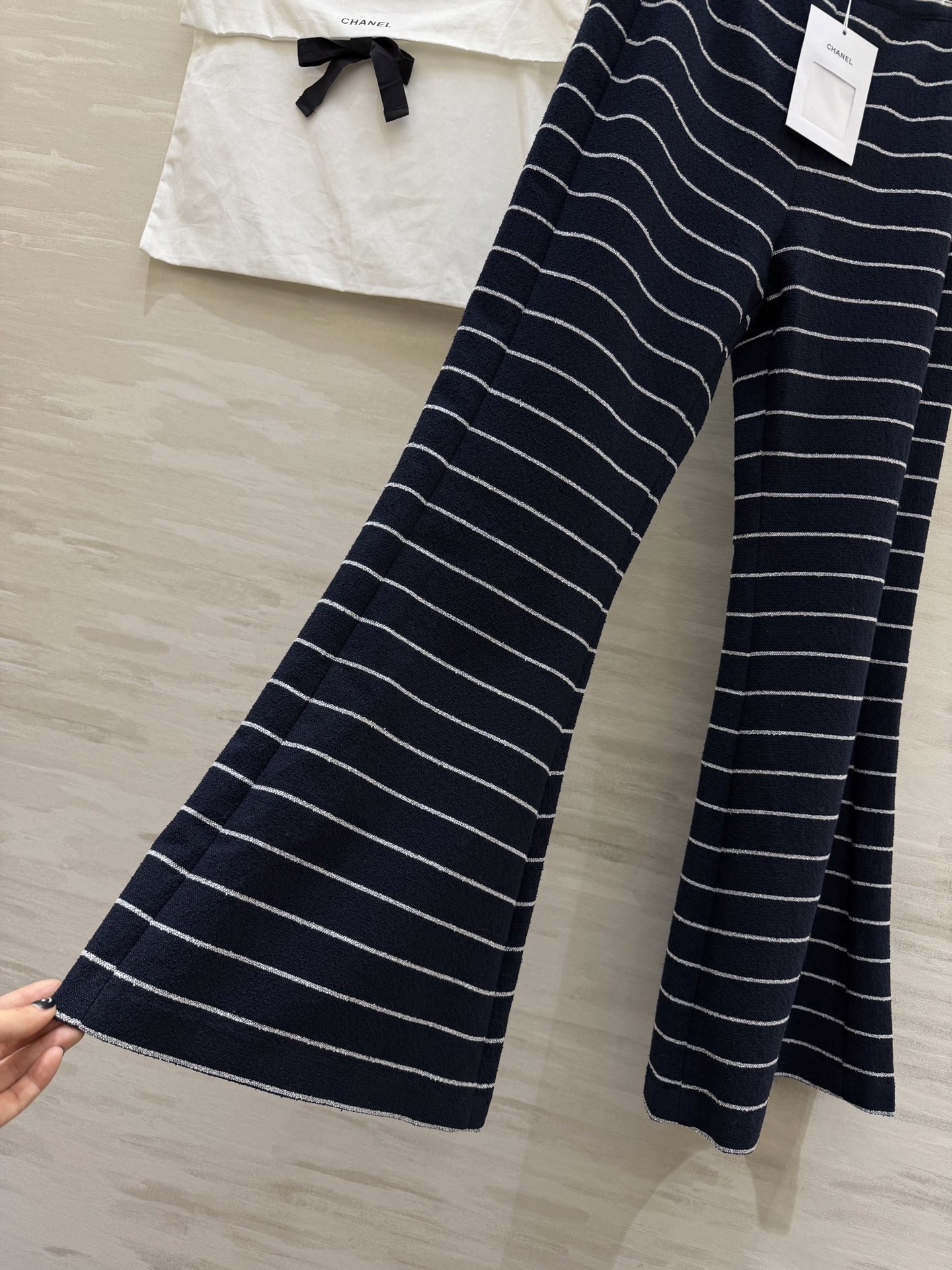 #Chane♡²⁶早春度假系列 条纹喇叭裤 黑白横条纹设计 高腰+喇叭裤型修饰腿型 显瘦效果满分！金色纽