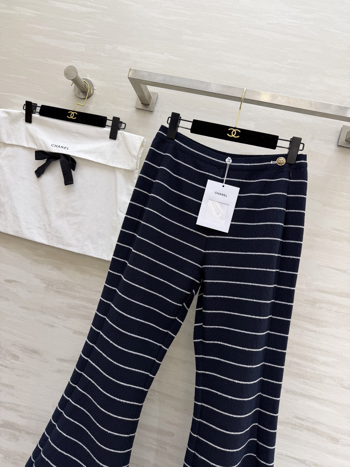 #Chane♡²⁶早春度假系列 条纹喇叭裤 黑白横条纹设计 高腰+喇叭裤型修饰腿型 显瘦效果满分！金色纽
