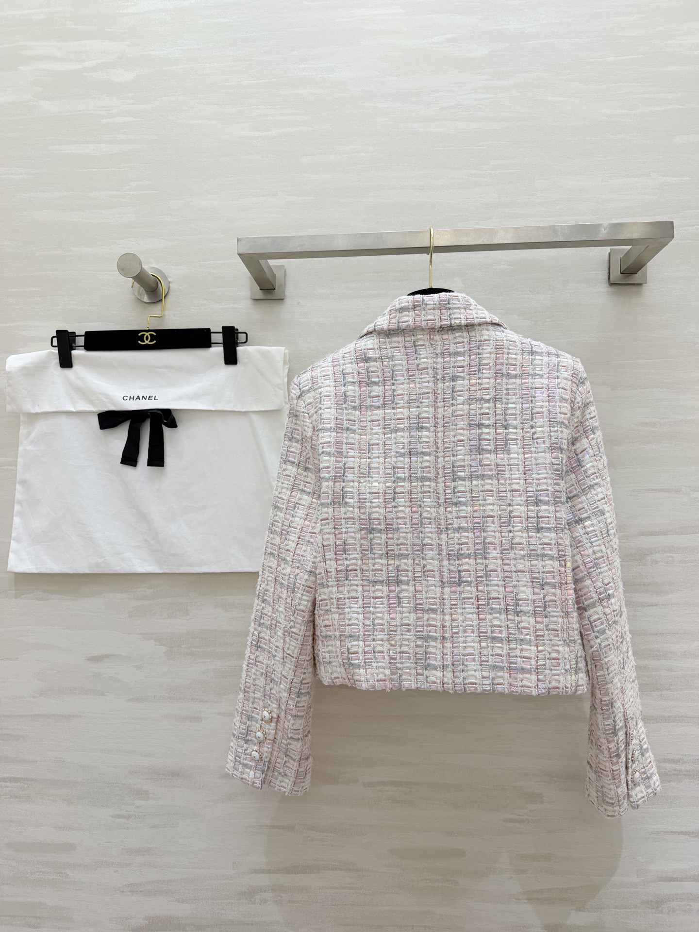 #Chane♡²⁶C秀场新款 高级感镭射幻彩系编织花呢外套 定制镭射幻彩软呢材质 粉白蓝拼接优雅高级 短