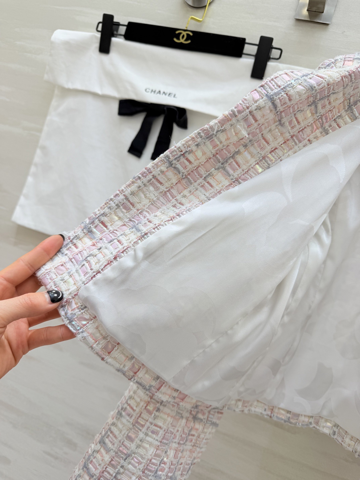 #Chane♡²⁶C秀场新款 高级感镭射幻彩系编织花呢外套 定制镭射幻彩软呢材质 粉白蓝拼接优雅高级 短