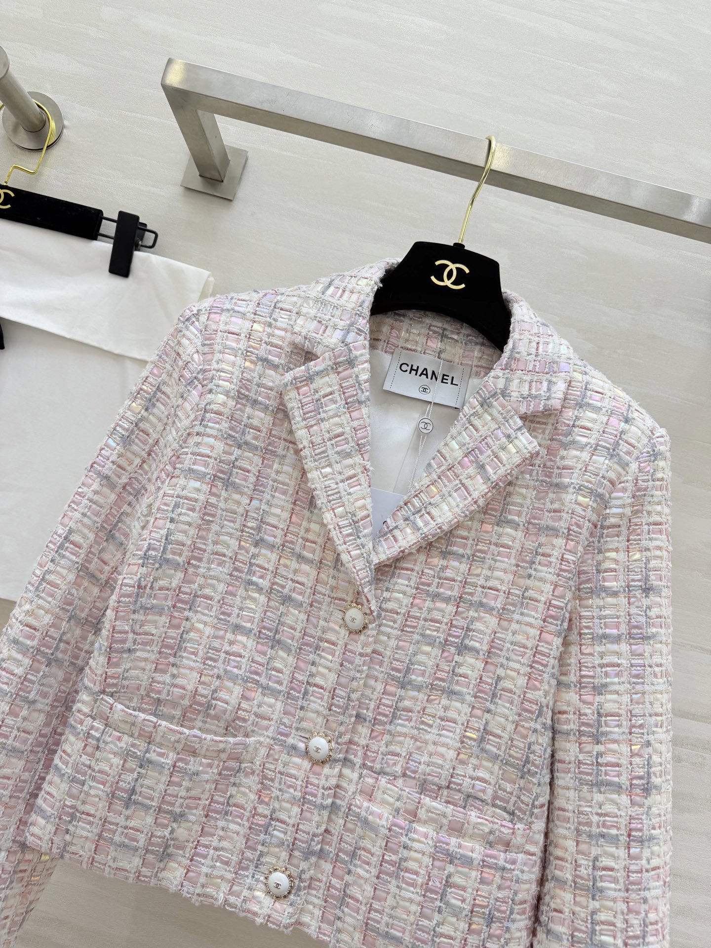 #Chane♡²⁶C秀场新款 高级感镭射幻彩系编织花呢外套 定制镭射幻彩软呢材质 粉白蓝拼接优雅高级 短