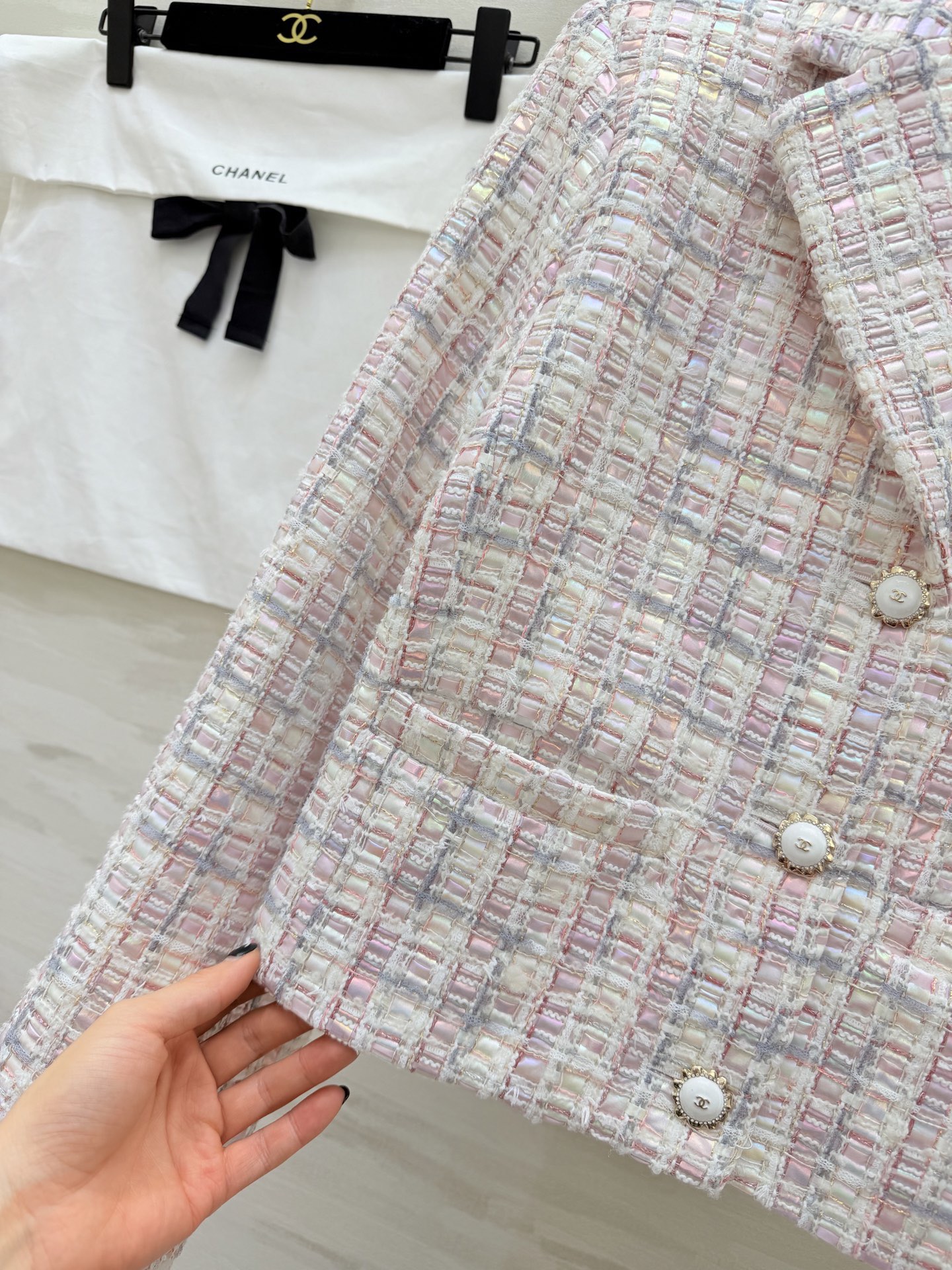 #Chane♡²⁶C秀场新款 高级感镭射幻彩系编织花呢外套 定制镭射幻彩软呢材质 粉白蓝拼接优雅高级 短