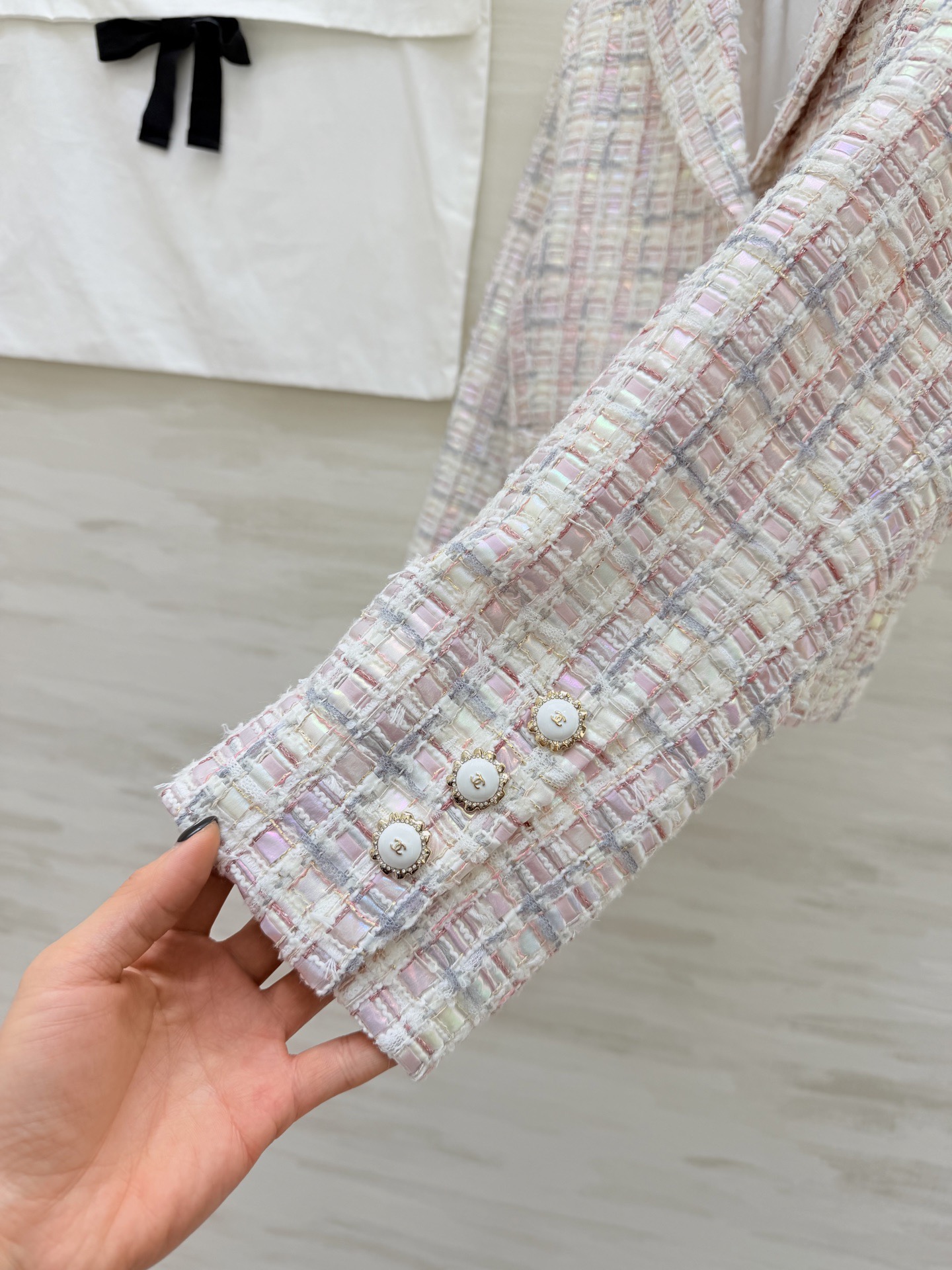 #Chane♡²⁶C秀场新款 高级感镭射幻彩系编织花呢外套 定制镭射幻彩软呢材质 粉白蓝拼接优雅高级 短