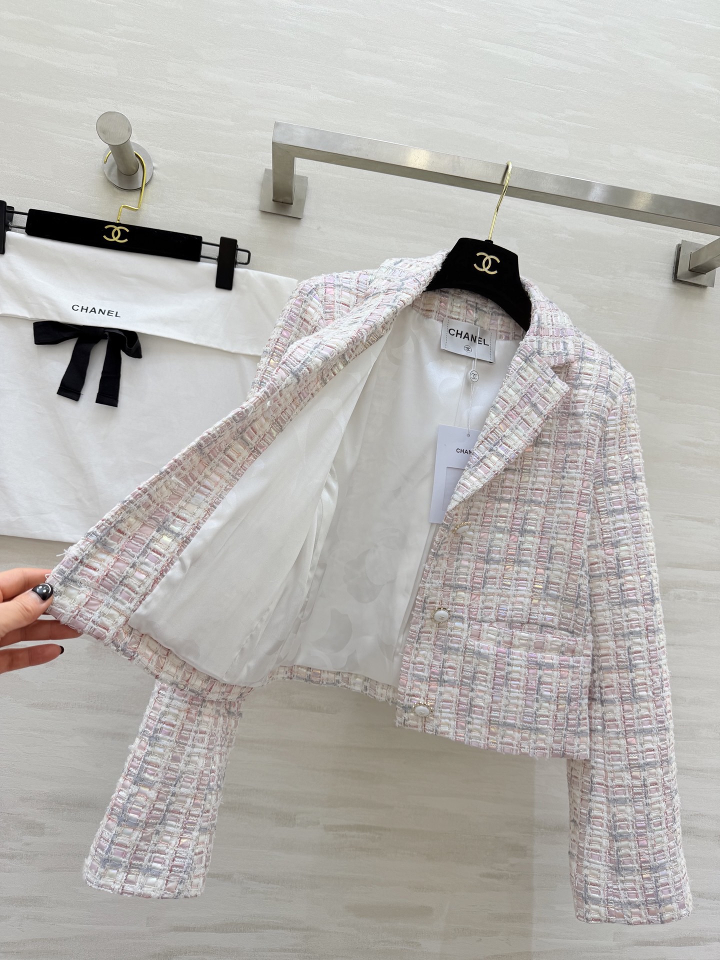 #Chane♡²⁶C秀场新款 高级感镭射幻彩系编织花呢外套 定制镭射幻彩软呢材质 粉白蓝拼接优雅高级 短