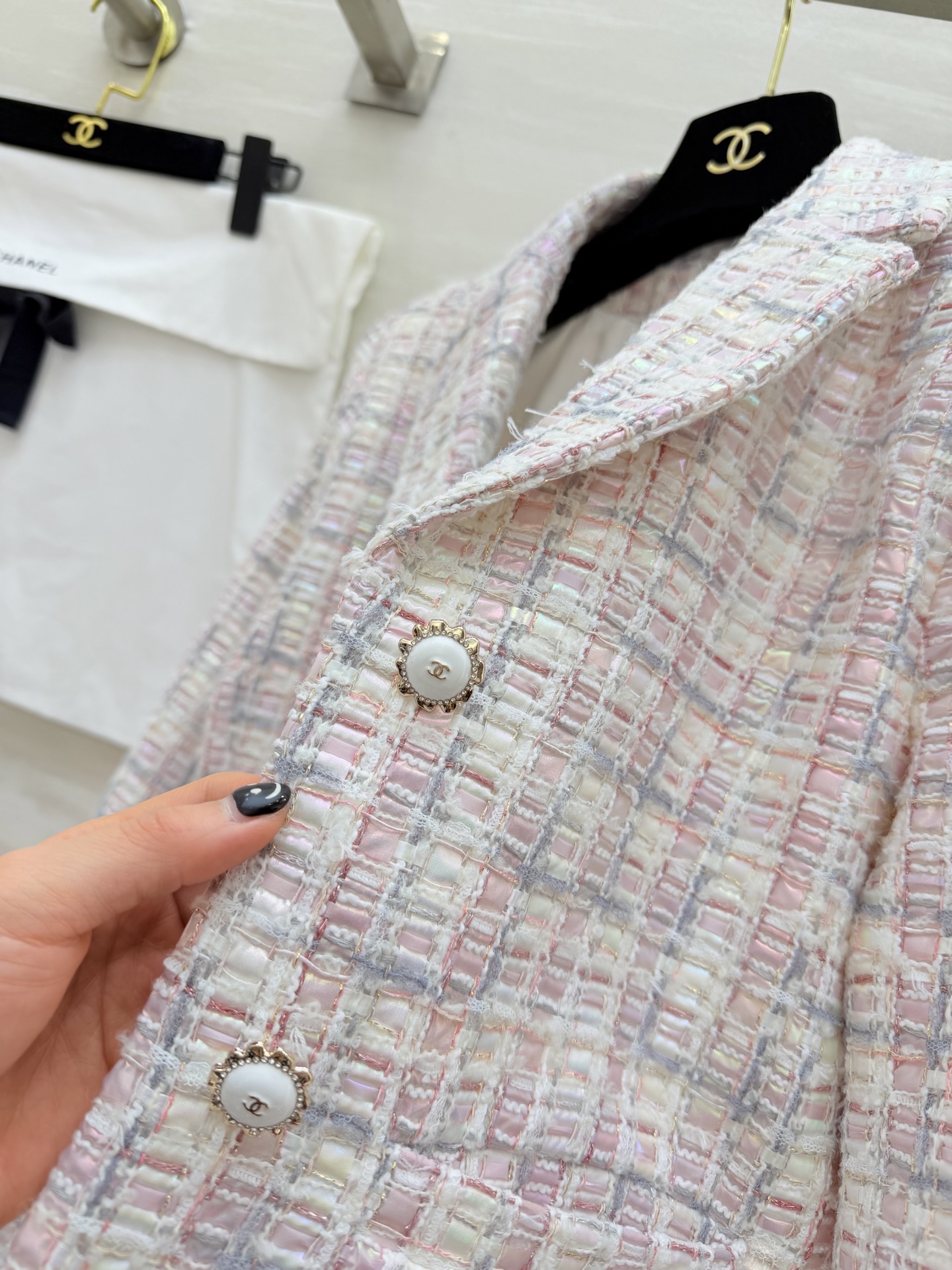 #Chane♡²⁶C秀场新款 高级感镭射幻彩系编织花呢外套 定制镭射幻彩软呢材质 粉白蓝拼接优雅高级 短