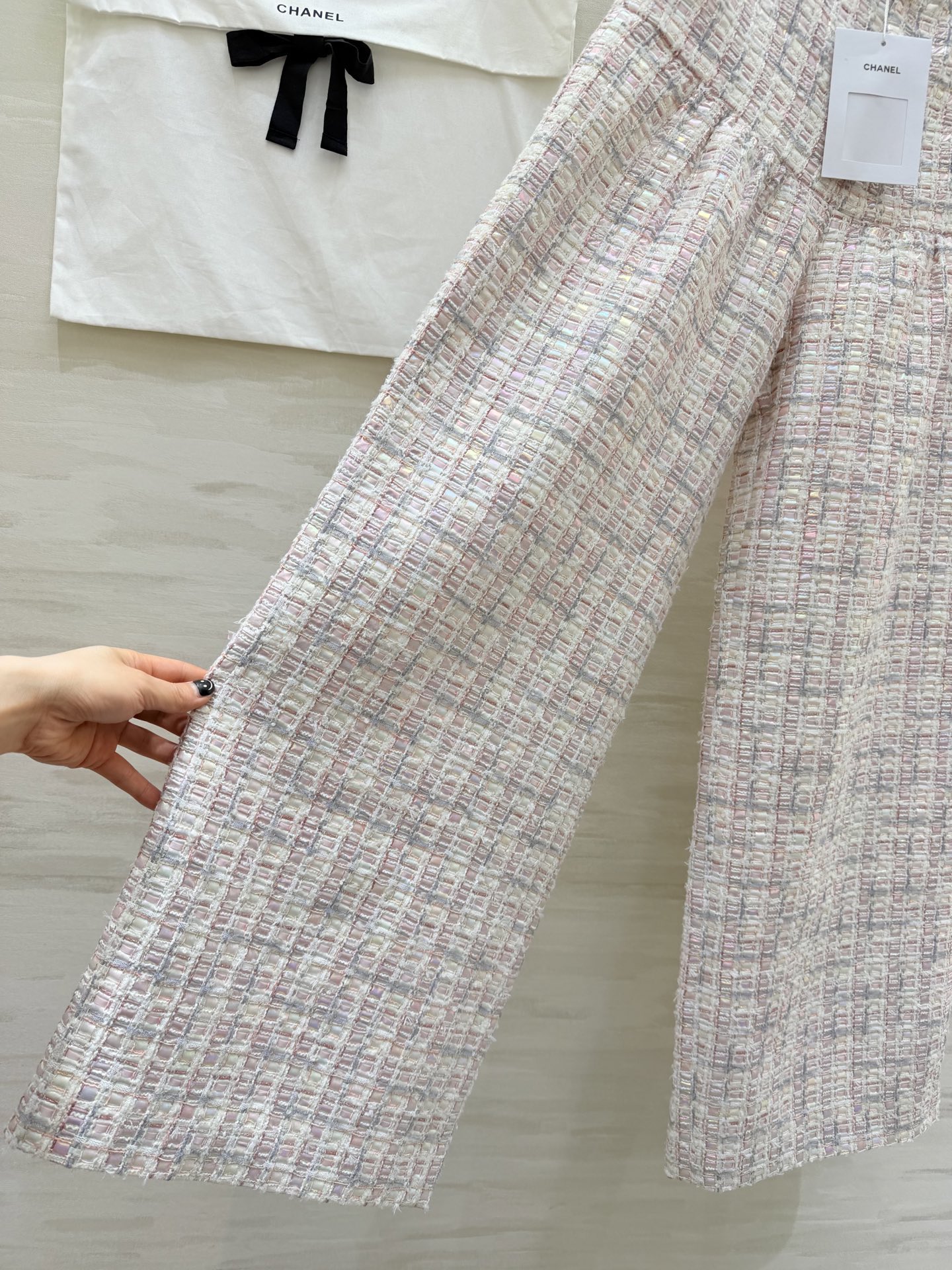 #Chane♡²⁶C秀场新款 高级感镭射幻彩系编织花呢直筒阔腿裤 定制镭射幻彩软呢材质 粉白蓝拼接优雅高