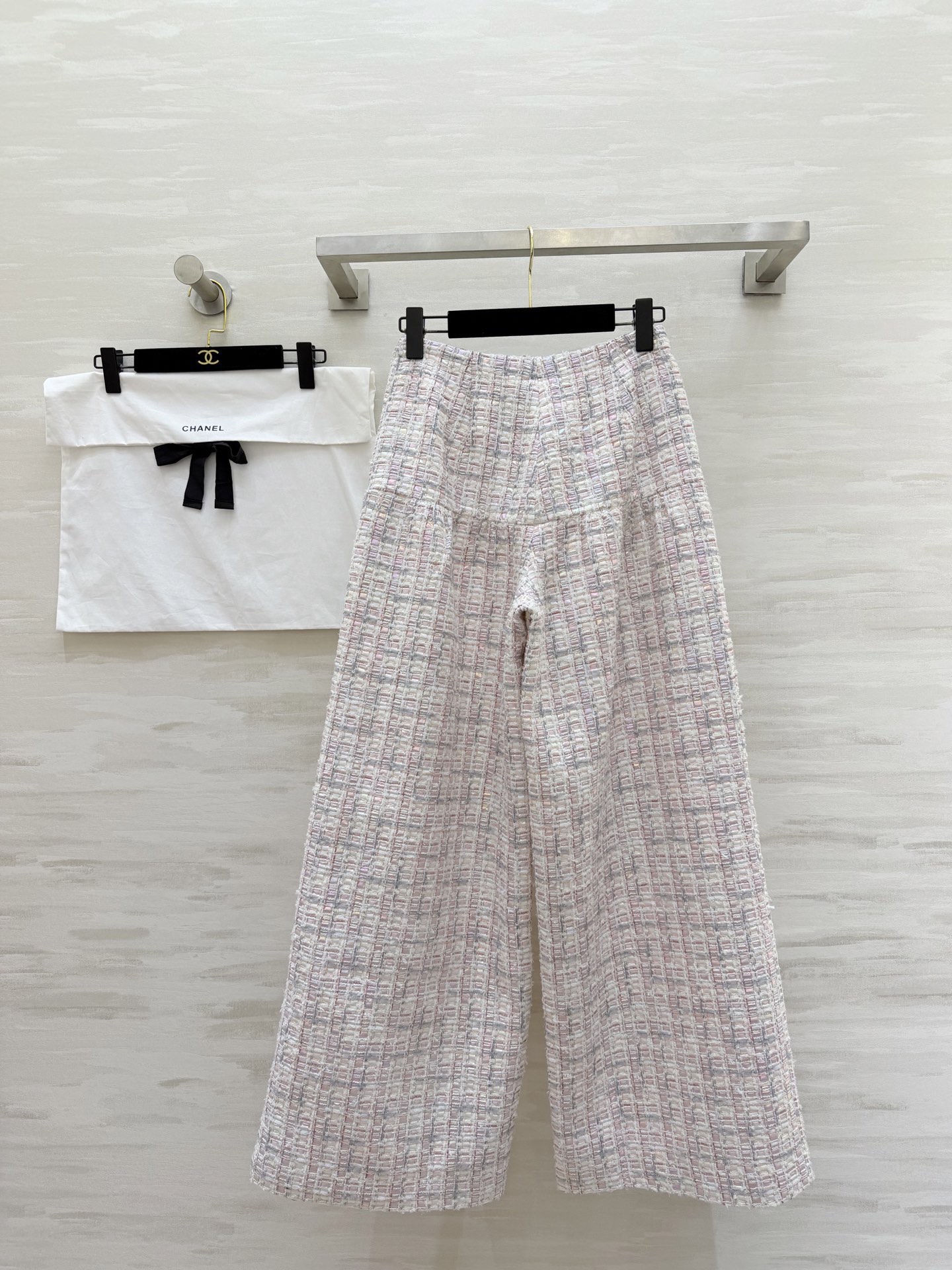 #Chane♡²⁶C秀场新款 高级感镭射幻彩系编织花呢直筒阔腿裤 定制镭射幻彩软呢材质 粉白蓝拼接优雅高