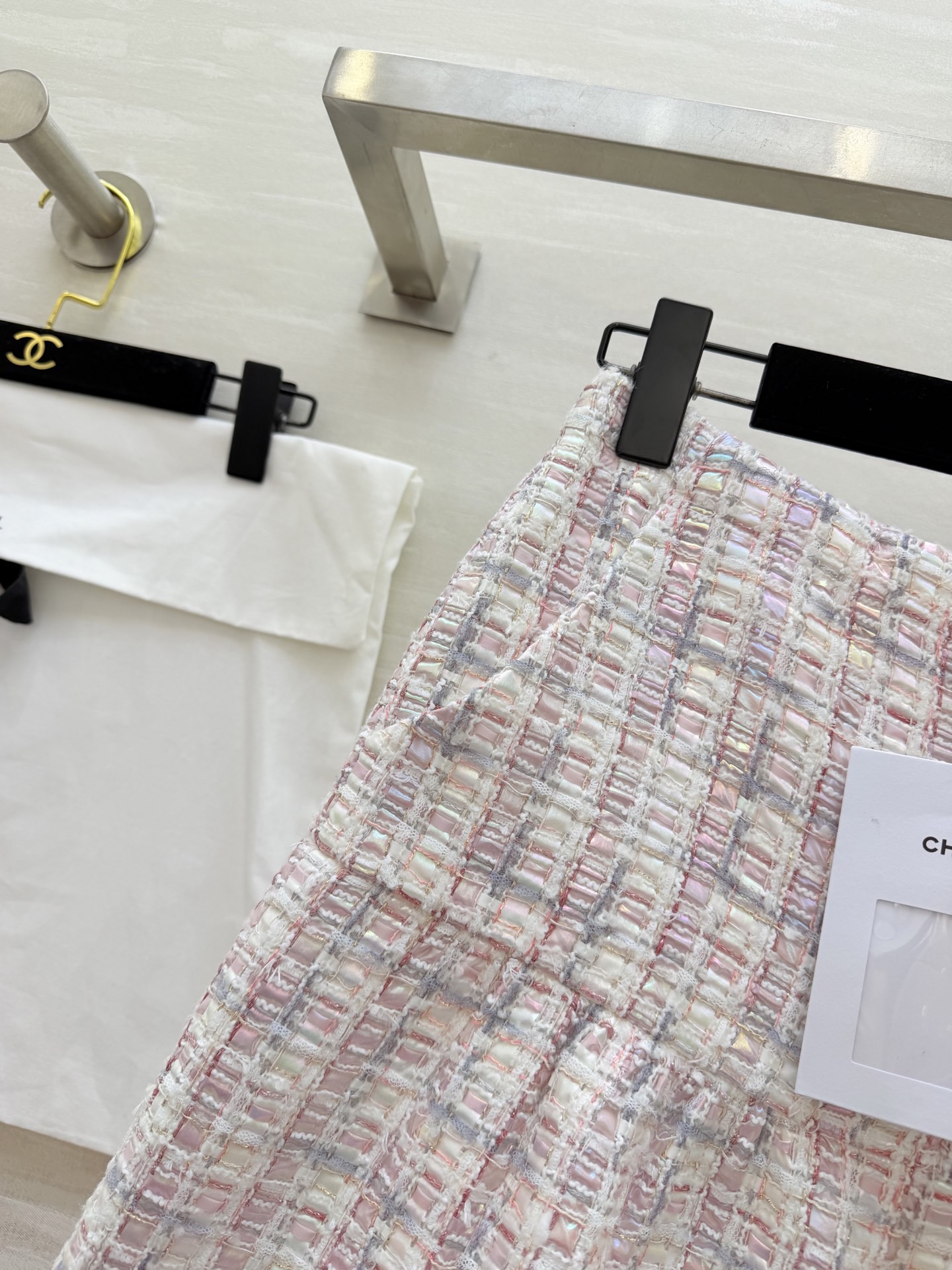 #Chane♡²⁶C秀场新款 高级感镭射幻彩系编织花呢直筒阔腿裤 定制镭射幻彩软呢材质 粉白蓝拼接优雅高