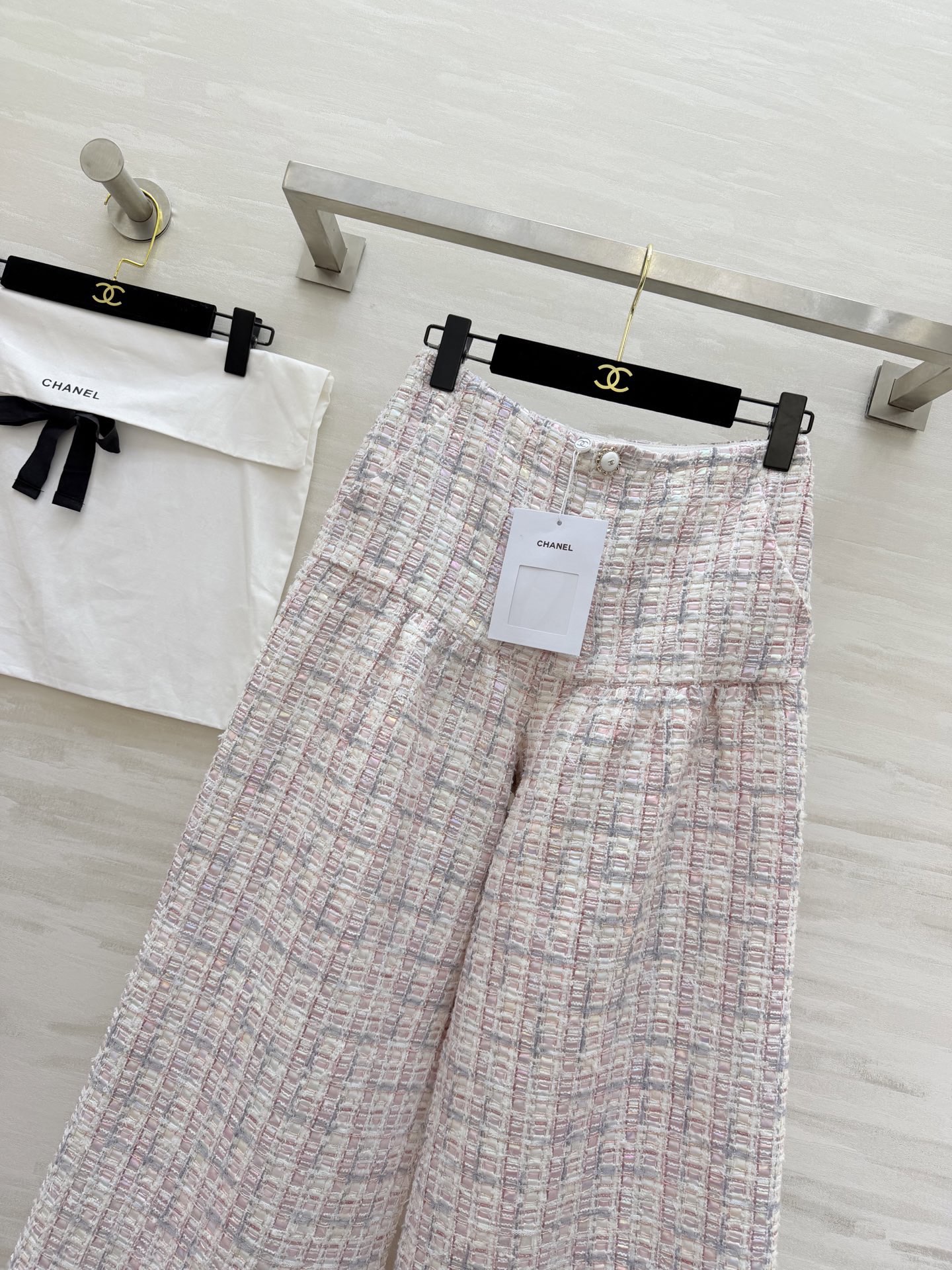 #Chane♡²⁶C秀场新款 高级感镭射幻彩系编织花呢直筒阔腿裤 定制镭射幻彩软呢材质 粉白蓝拼接优雅高