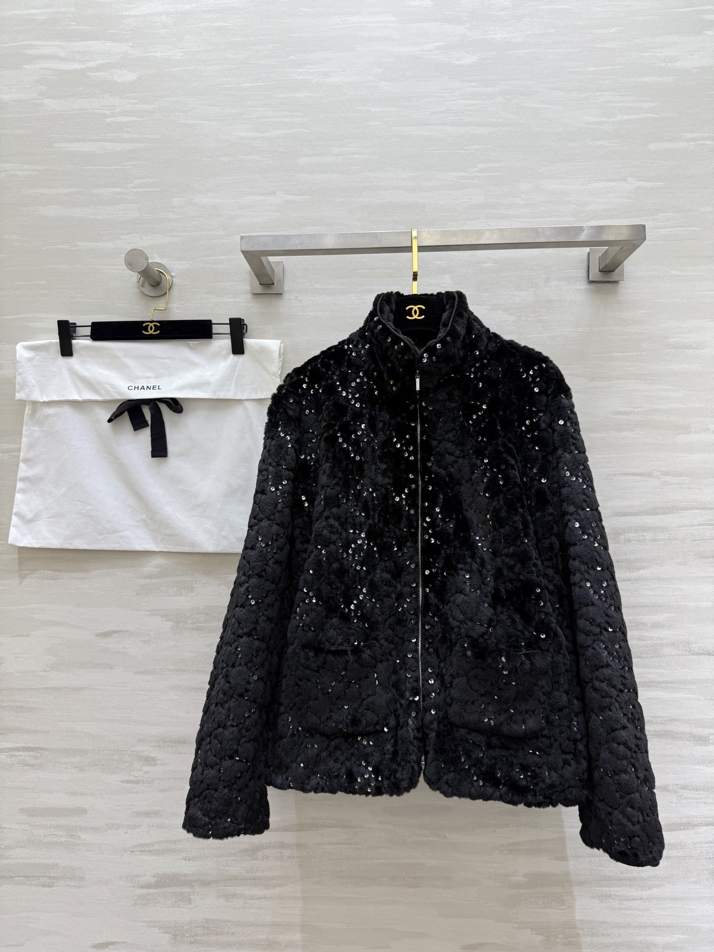 NO:735396,#Chane Ski Series Eco-friendly plush fur mid-length coat Low-key elegance Sparkling and cute High-quality customization Available in stock first size S/M/L (S size bust 102, length 62),,chanel,jackets & coats,19860909#Chane滑雪系列 环保毛绒绒皮草中长款外套 低调贵气 闪闪惹人爱高品质定制 现货首发sizeS/M/L（s码胸围102,衣长62）,,chanel,jackets & coats,,Women's clothing