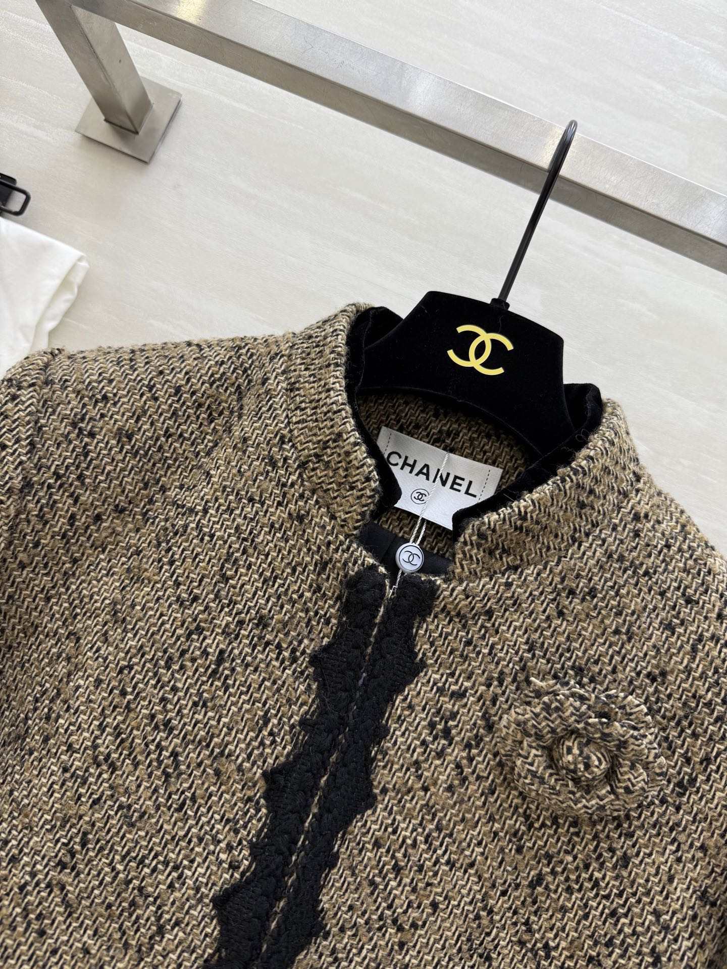 #Chane♡²⁶早春新款 经典粗花呢外套 米色混纺粗花呢 黑色编织边点缀 优雅复古气质满分！胸前山茶花