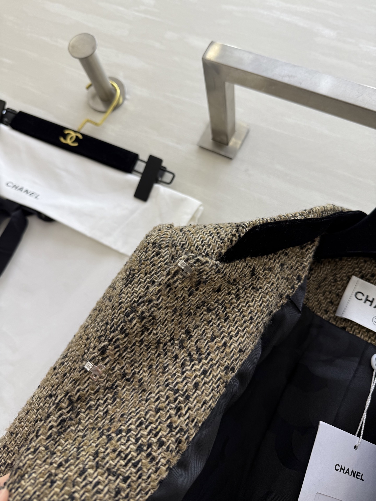 #Chane♡²⁶早春新款 经典粗花呢外套 米色混纺粗花呢 黑色编织边点缀 优雅复古气质满分！胸前山茶花