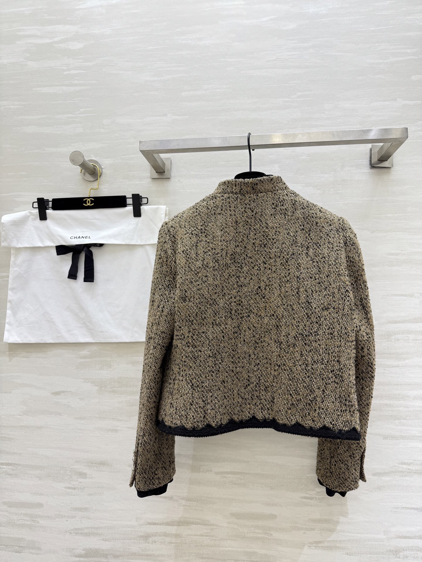 #Chane♡²⁶早春新款 经典粗花呢外套 米色混纺粗花呢 黑色编织边点缀 优雅复古气质满分！胸前山茶花