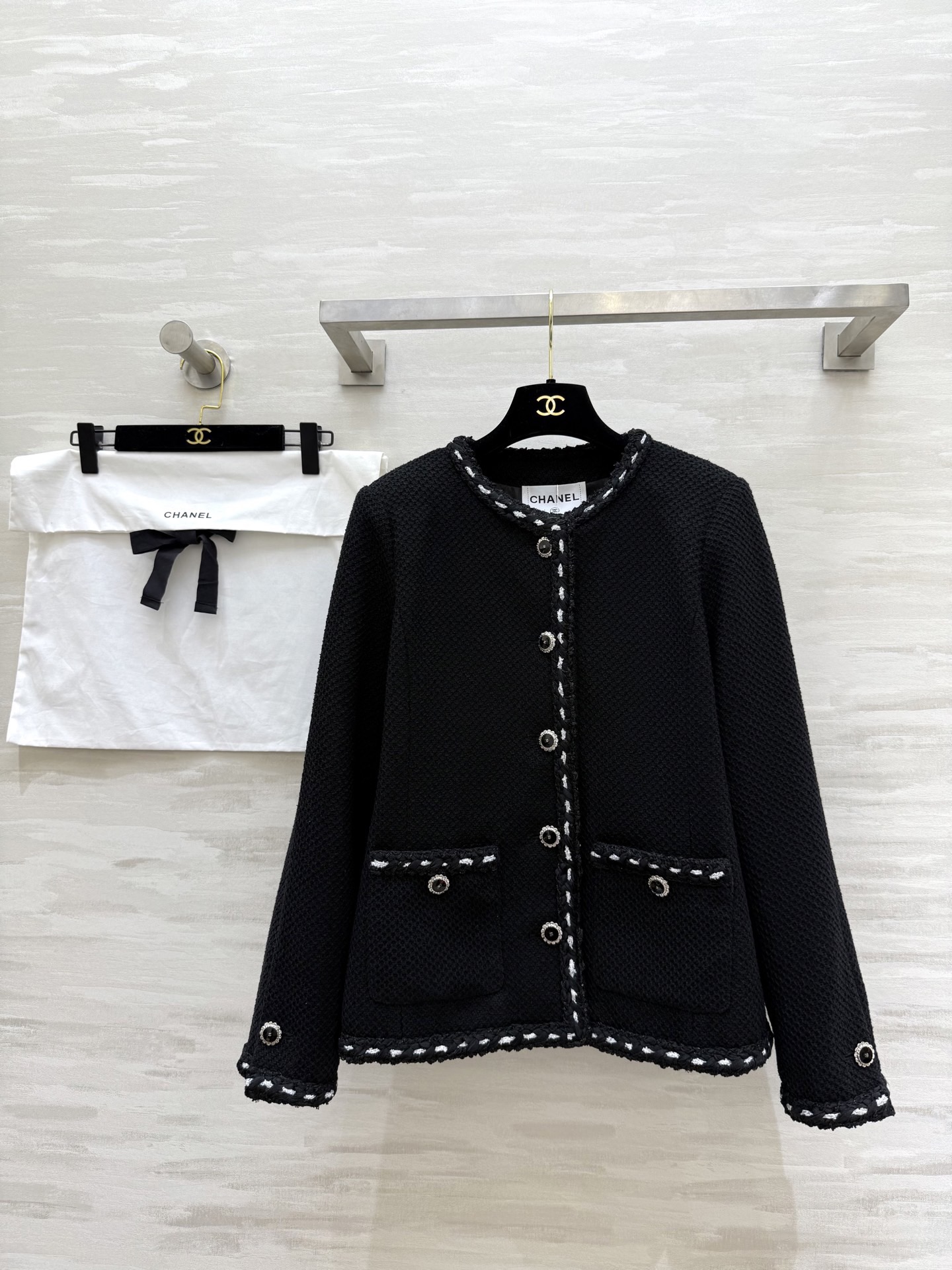 NO:735365,#ChaneC Tweed Jacket Customized classic tweed material, soft and crisp, exquisite edging, elegant retro temperament, high quality customization, available in stock first size S/M/L (S size shoulder width 37, bust 90, length 57),,chanel,jackets & coats,19860909#ChaneC粗花呢外套 定制经典粗花呢材质 柔软挺括 精致镶边 优雅复古气质满分 高品质定制 现货首发sizeS/M/L（s码肩宽37,胸围90,衣长57）,,chanel,jackets & coats,,Women's clothing