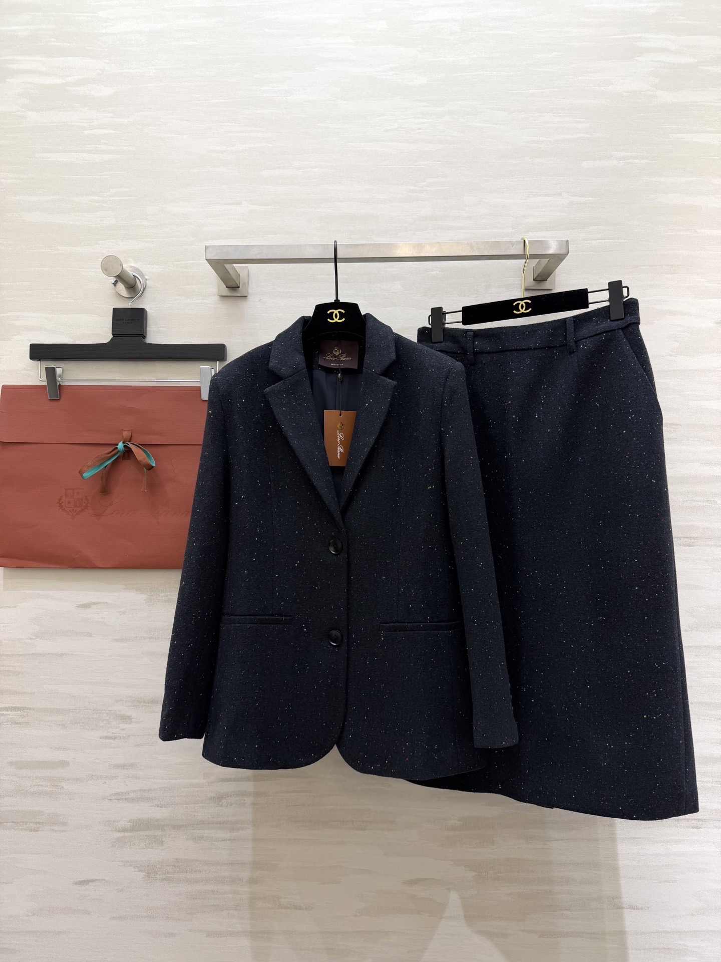 NO:735335,#LoroPian colorful dot wool blend suit, retro tones, rich texture, colorful dot fabric texture, classic British fabrics with a playful feel, flat lapel suit combination, meet the classic skirt item, can be worn alone or layered, a gentleman has a lively and fun, simple and fashionable atmosphere. The suit and skirt set form is slightly loose and slender design, more slimming advantages, high quality customization  The first available sizes are S/M/L/XL (M size shoulder width 40, bust 94, dress length 70, skirt waist 70, skirt length 76), loro piana, skirts, business suit,19860909#LoroPian 彩点羊毛混纺西装套装 复古色调 丰盈质调 彩点面料肌理 经典英式面料中多了一分俏皮感觉 平驳领西装组合 邂逅经典半裙单品 单穿叠搭均可 绅士中自带活泼趣味、简约中兼具时髦氛围 西装半裙套组形式微宽松修长设计 更具显瘦优势 高品质定制 现货首发sizeS/M/L/XL（M码肩宽40,胸围94,衣长70,半裙腰围70,裙长76）,,loro piana,skirts,business suit,,Women's clothing