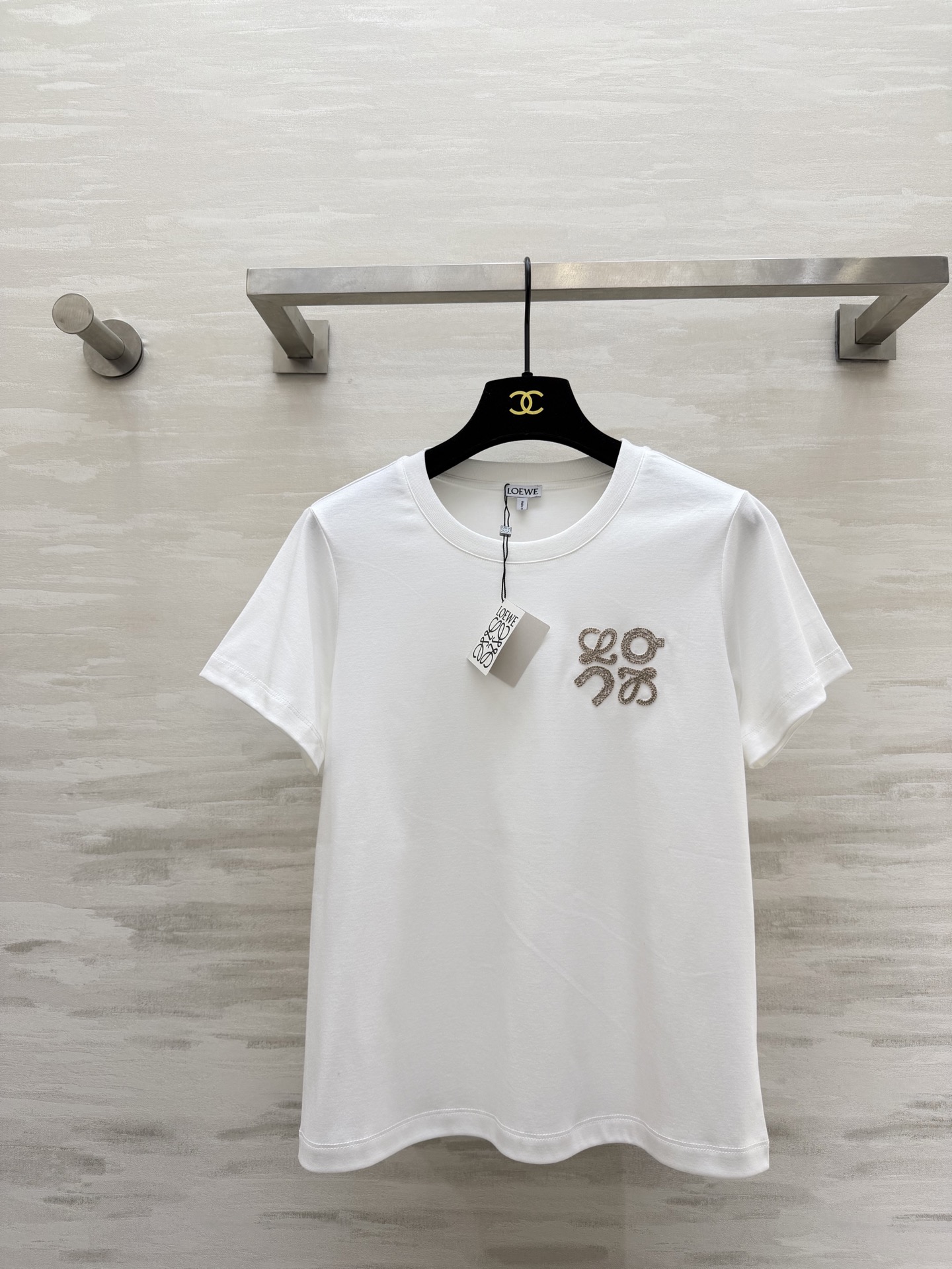 NO:735762,#Loew embroidered short-sleeved T-shirt. High-quality customization. Available in stock. Size S/M/L (S size shoulder width 37, bust 88, length 60),, loewe, T-shirt, tees, t-shirt,19860909#Loew刺绣短袖T恤 高品质定制 现货首发sizeS/M/L（s码肩宽37,胸围88,衣长60）,,loewe,T-shirt,tees，t-shirt,,Women's clothing