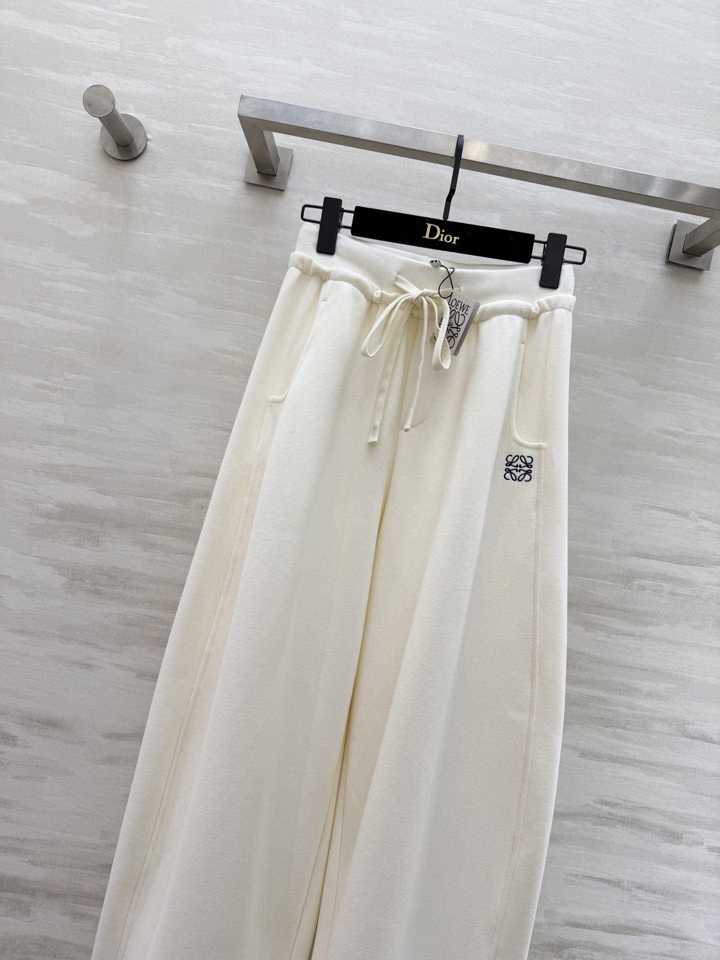 #Loew♡²⁶春夏新款 休闲裤 精致logo刺绣🪡 裤腿抽绳可收腿设计 无敌显瘦裤型！！！春夏必入神裤