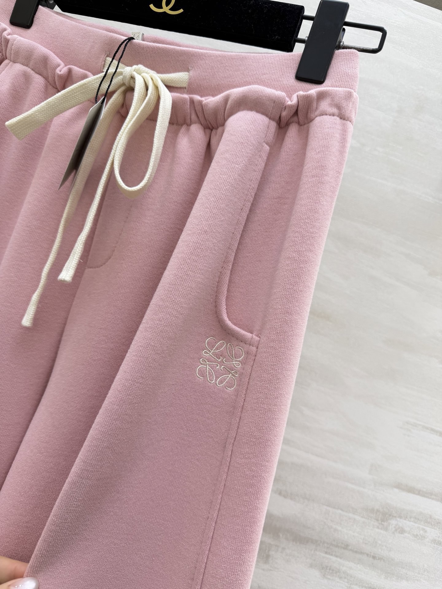 #Loew♡²⁶春夏新款 休闲裤 精致logo刺绣🪡 裤腿抽绳可收腿设计 无敌显瘦裤型！！！春夏必入神裤
