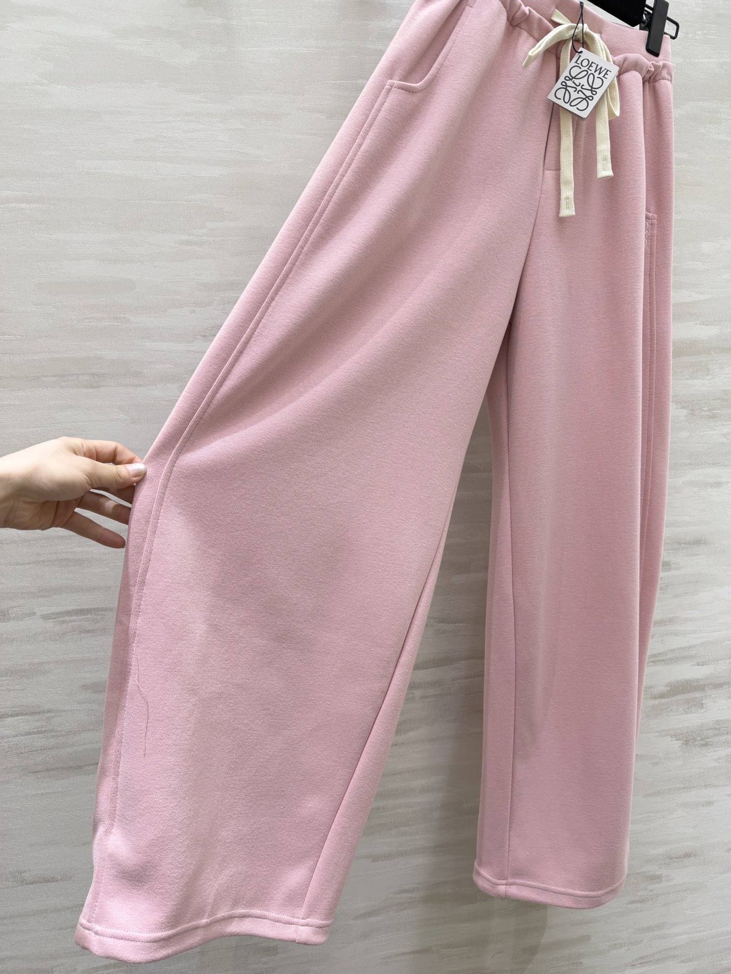 #Loew♡²⁶春夏新款 休闲裤 精致logo刺绣🪡 裤腿抽绳可收腿设计 无敌显瘦裤型！！！春夏必入神裤