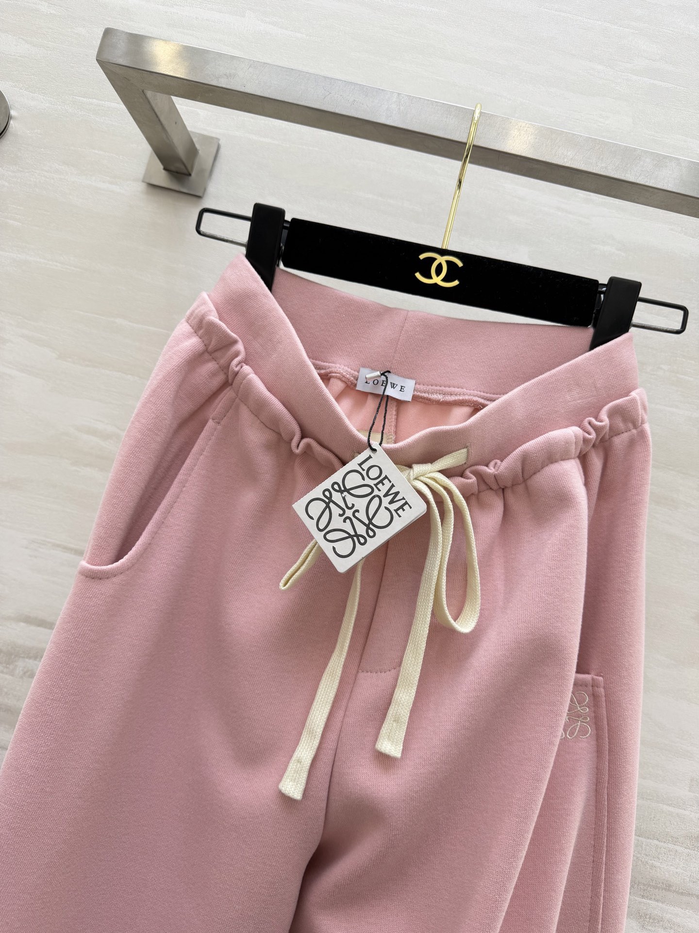 #Loew♡²⁶春夏新款 休闲裤 精致logo刺绣🪡 裤腿抽绳可收腿设计 无敌显瘦裤型！！！春夏必入神裤