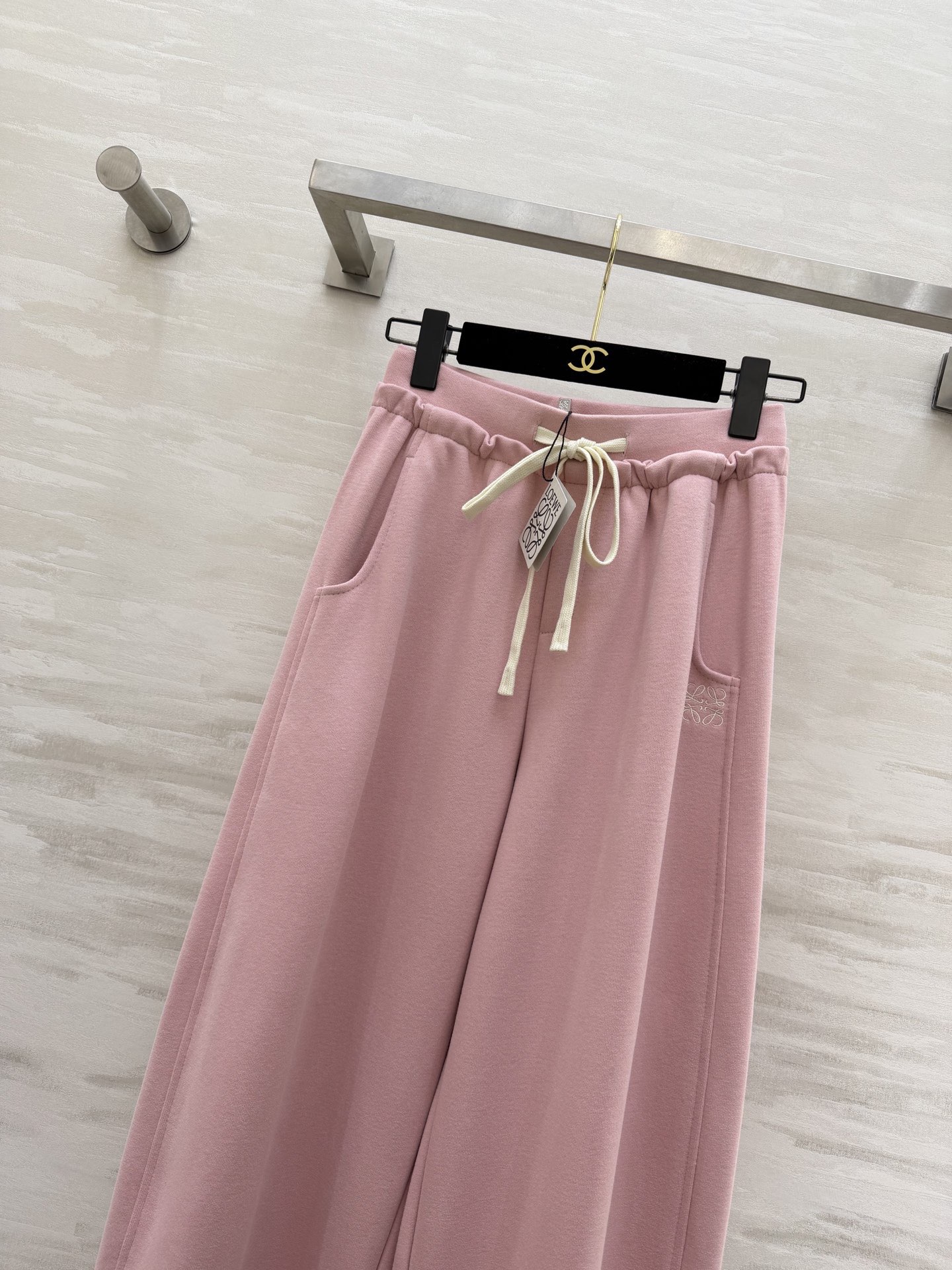 #Loew♡²⁶春夏新款 休闲裤 精致logo刺绣🪡 裤腿抽绳可收腿设计 无敌显瘦裤型！！！春夏必入神裤