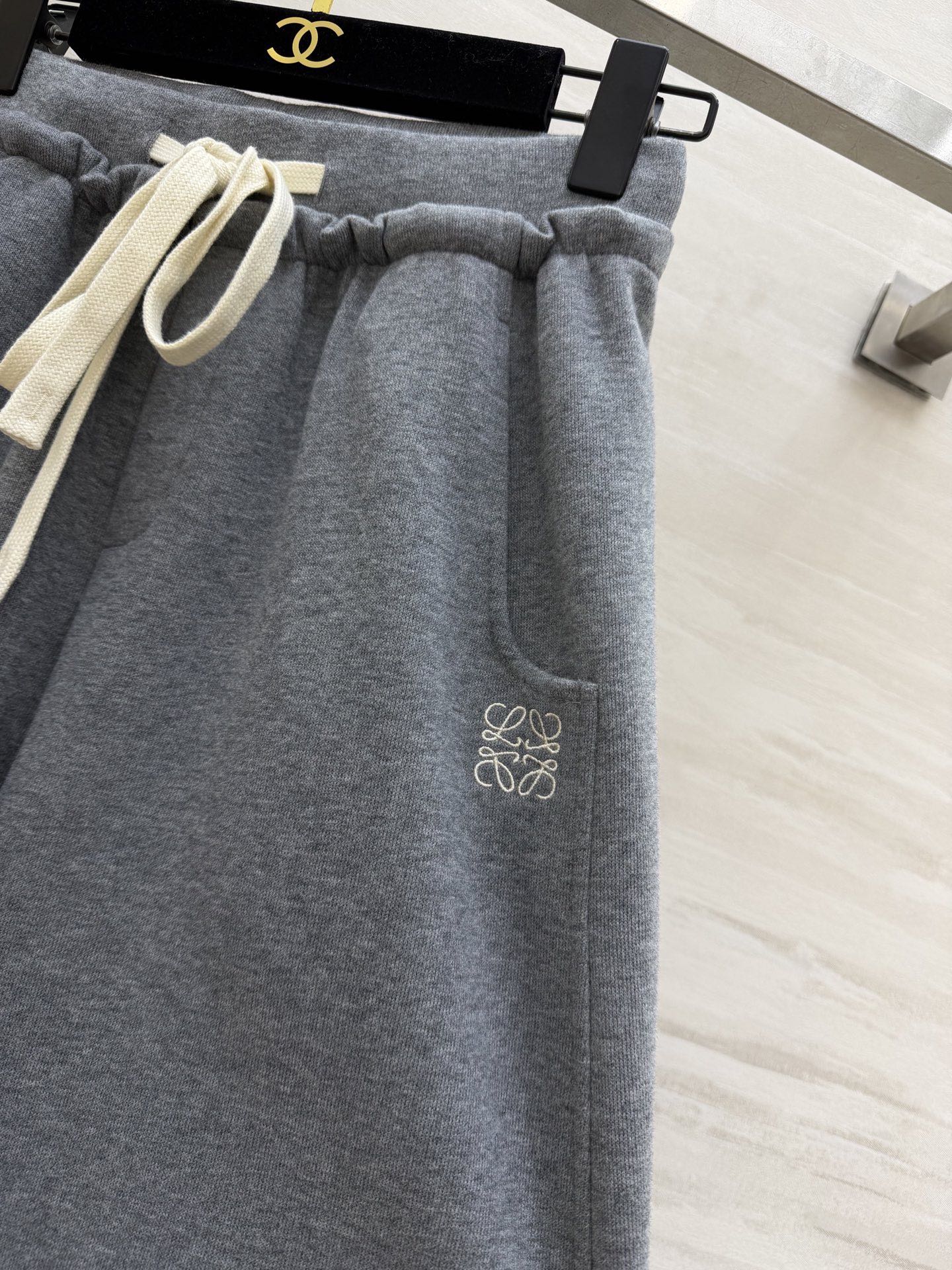 #Loew♡²⁶春夏新款 休闲裤 精致logo刺绣🪡 裤腿抽绳可收腿设计 无敌显瘦裤型！！！春夏必入神裤