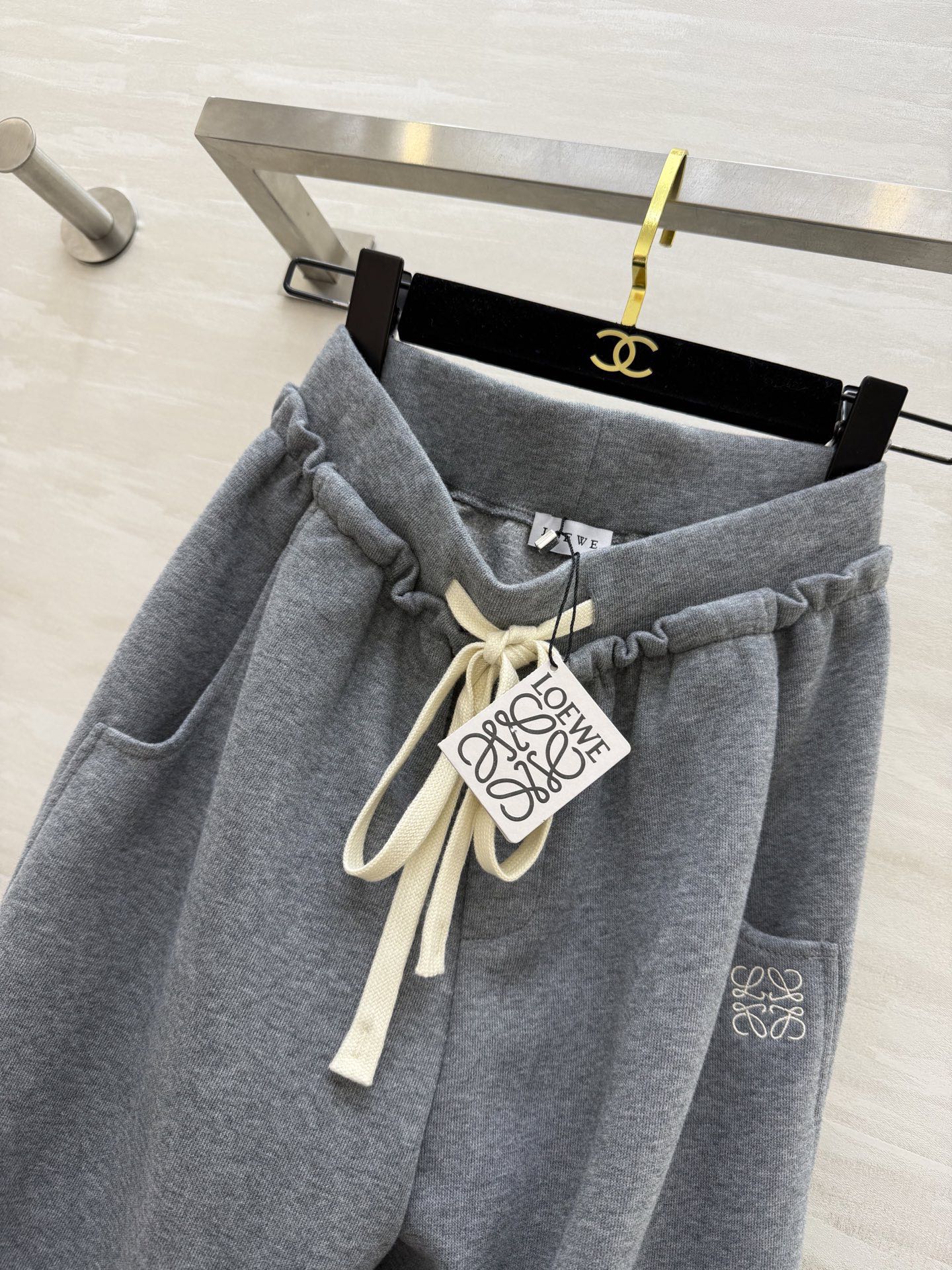 #Loew♡²⁶春夏新款 休闲裤 精致logo刺绣🪡 裤腿抽绳可收腿设计 无敌显瘦裤型！！！春夏必入神裤