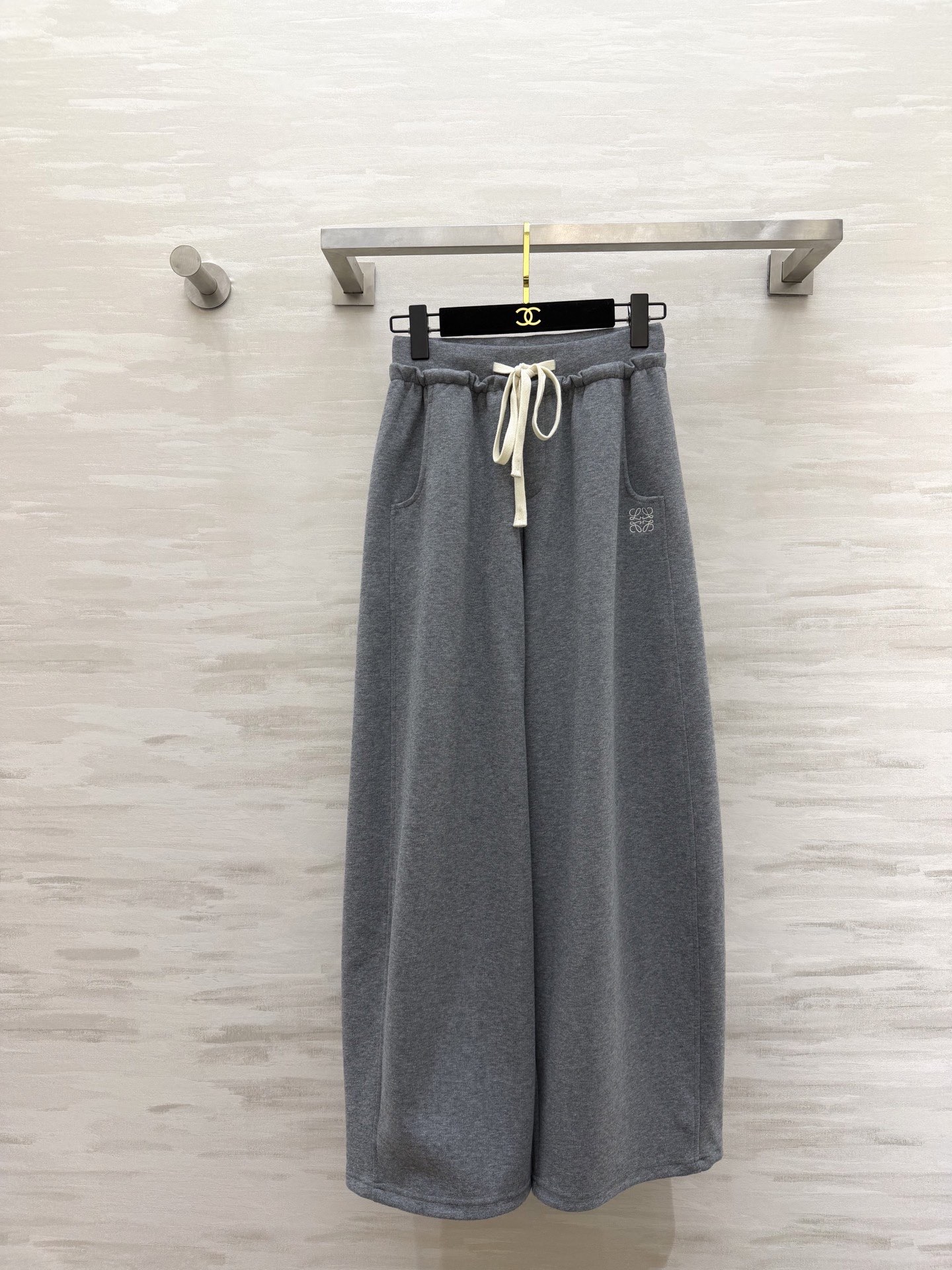 NO:735735,#Loew new spring and summer casual pants, exquisite logo embroidery, leg drawstring design, invincible slimming pants!  !  !  A must-have pair of pants for spring and summer!  High-quality customization, available in stock first size S/M/L/XL (S size waist 64, pants length 101),,loewe,19860909#Loew春夏新款 休闲裤 精致logo刺绣 裤腿抽绳可收腿设计 无敌显瘦裤型！！！春夏必入神裤！高品质定制 现货首发sizeS/M/L/XL（s码腰围64,裤长101）,,loewe,,Women's clothing