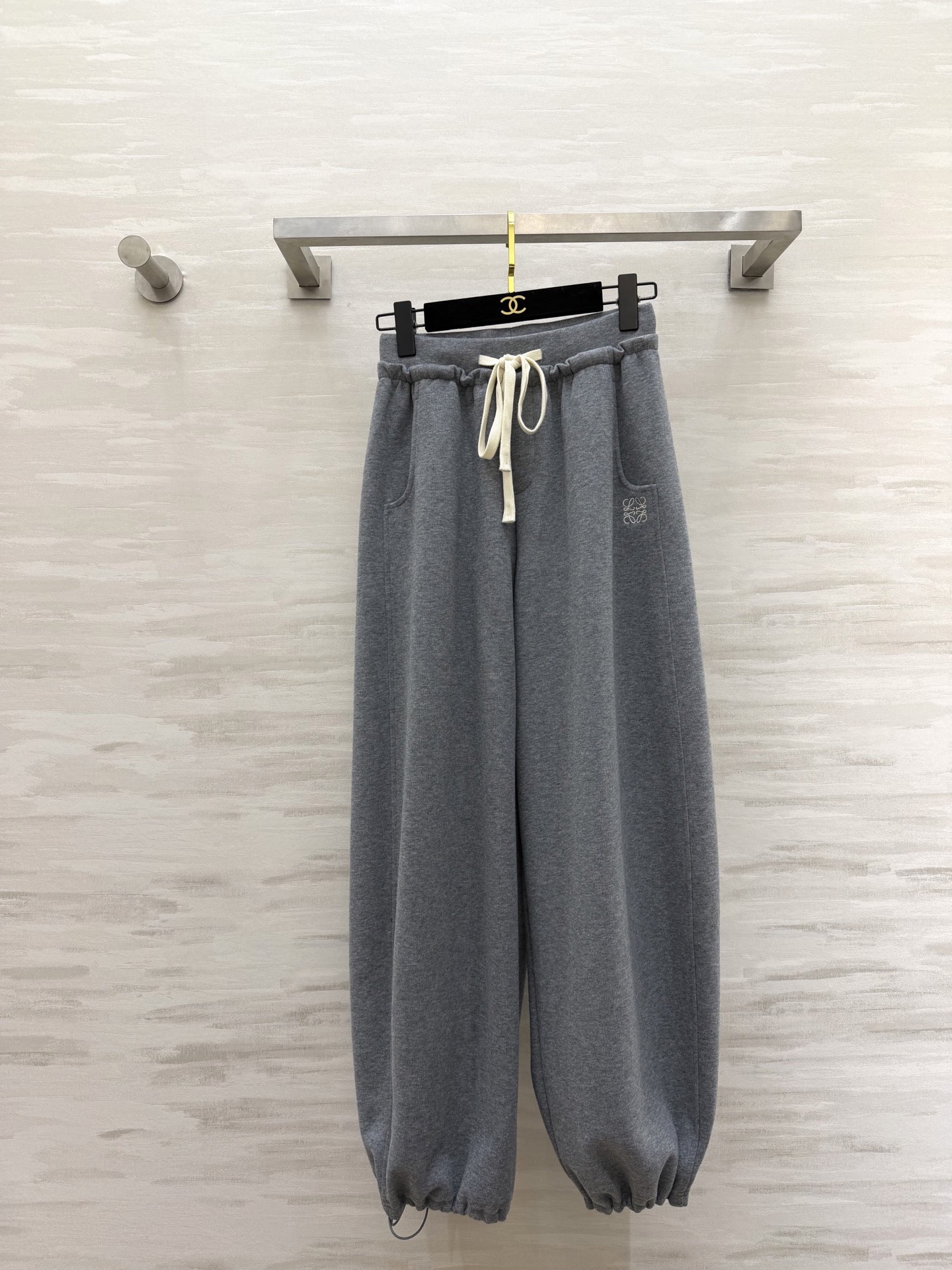 #Loew♡²⁶春夏新款 休闲裤 精致logo刺绣🪡 裤腿抽绳可收腿设计 无敌显瘦裤型！！！春夏必入神裤