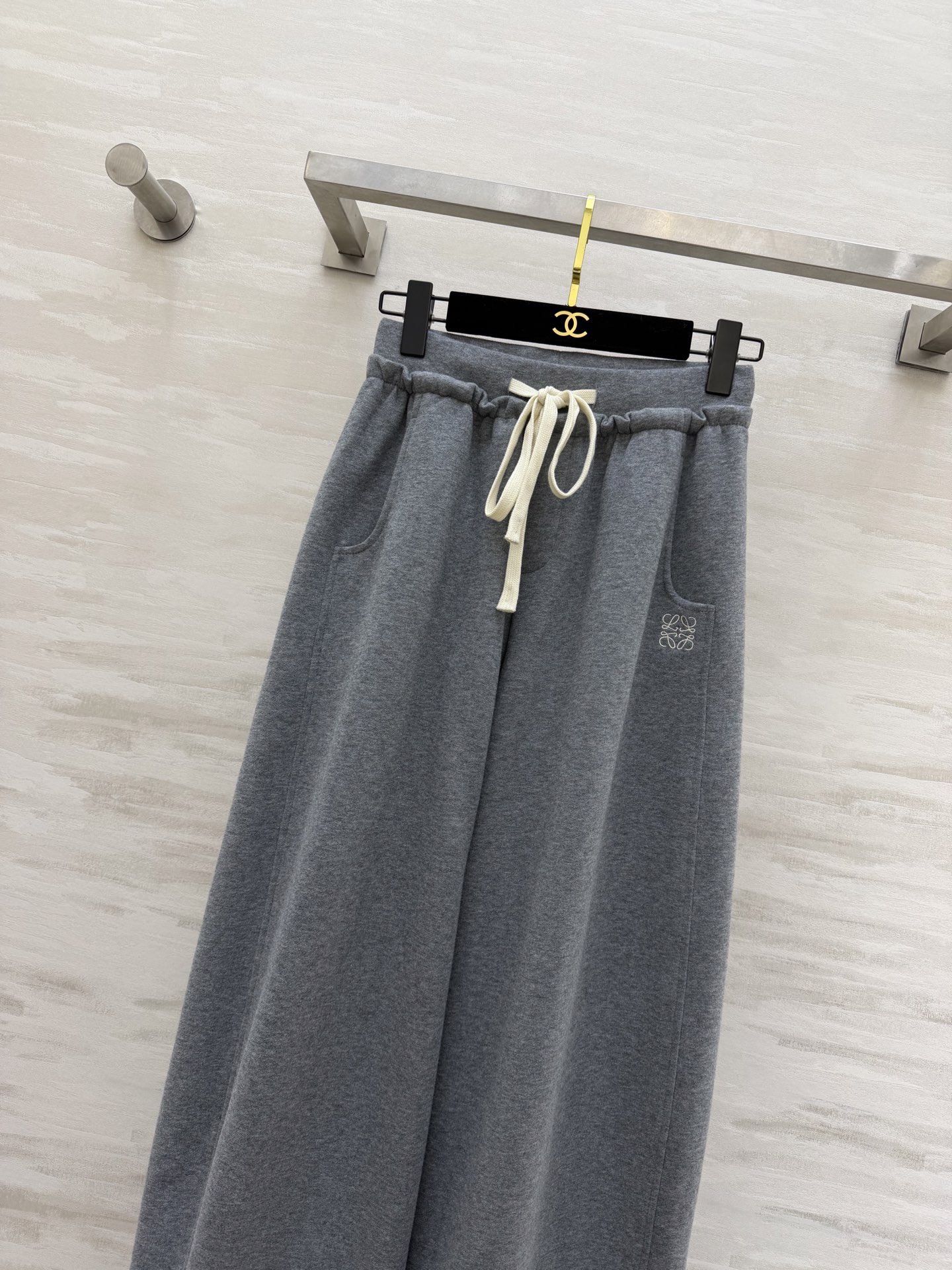 #Loew♡²⁶春夏新款 休闲裤 精致logo刺绣🪡 裤腿抽绳可收腿设计 无敌显瘦裤型！！！春夏必入神裤