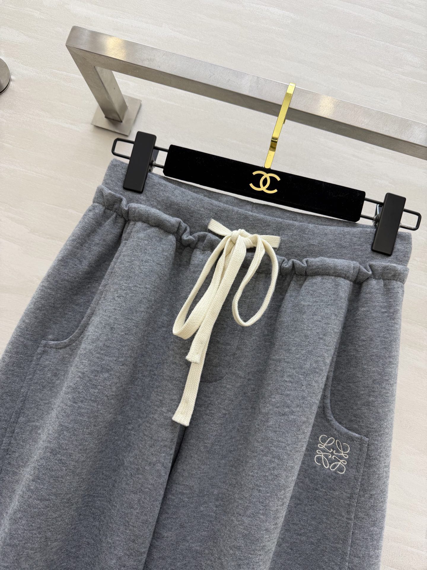 #Loew♡²⁶春夏新款 休闲裤 精致logo刺绣🪡 裤腿抽绳可收腿设计 无敌显瘦裤型！！！春夏必入神裤