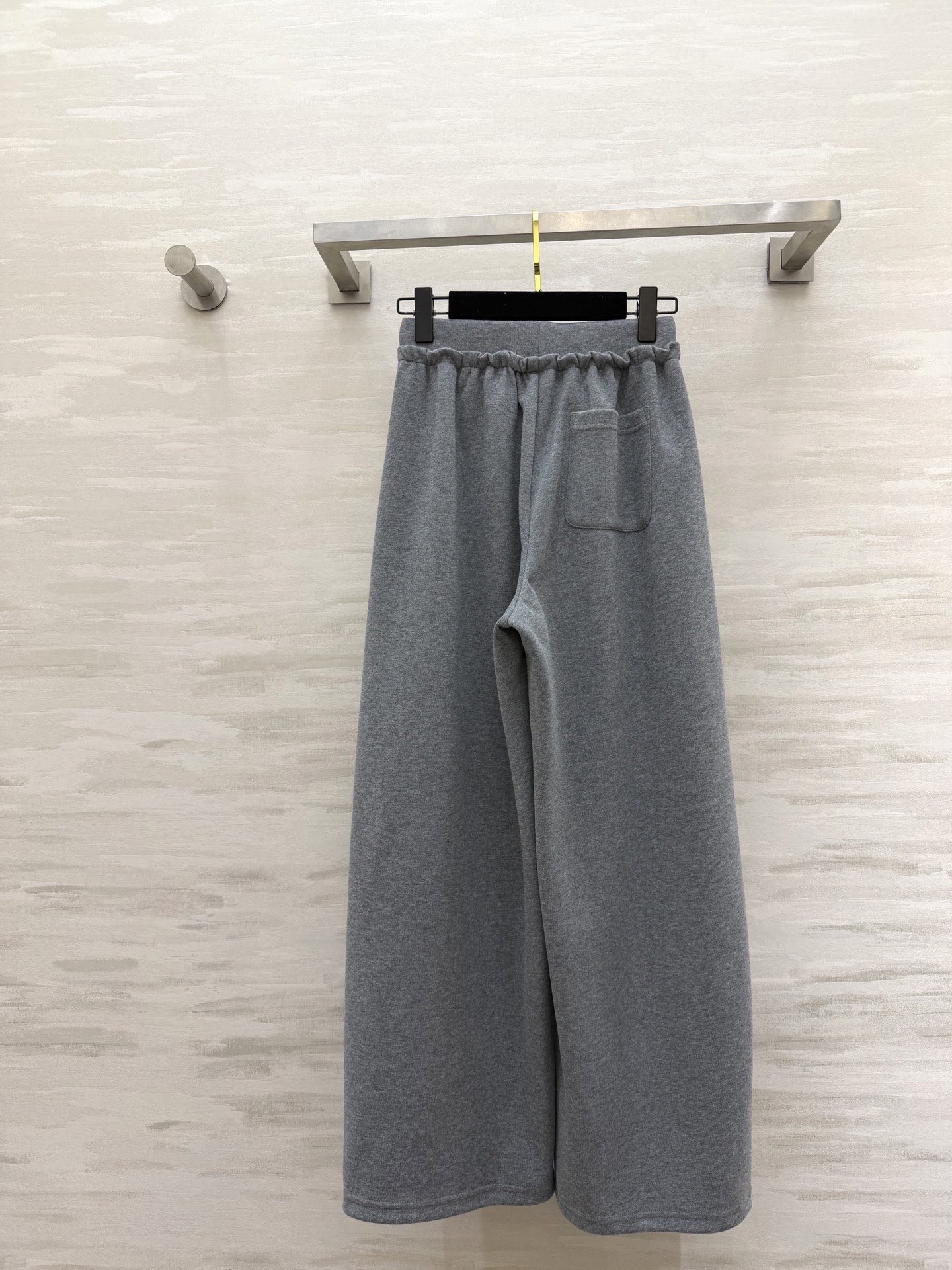 #Loew♡²⁶春夏新款 休闲裤 精致logo刺绣🪡 裤腿抽绳可收腿设计 无敌显瘦裤型！！！春夏必入神裤