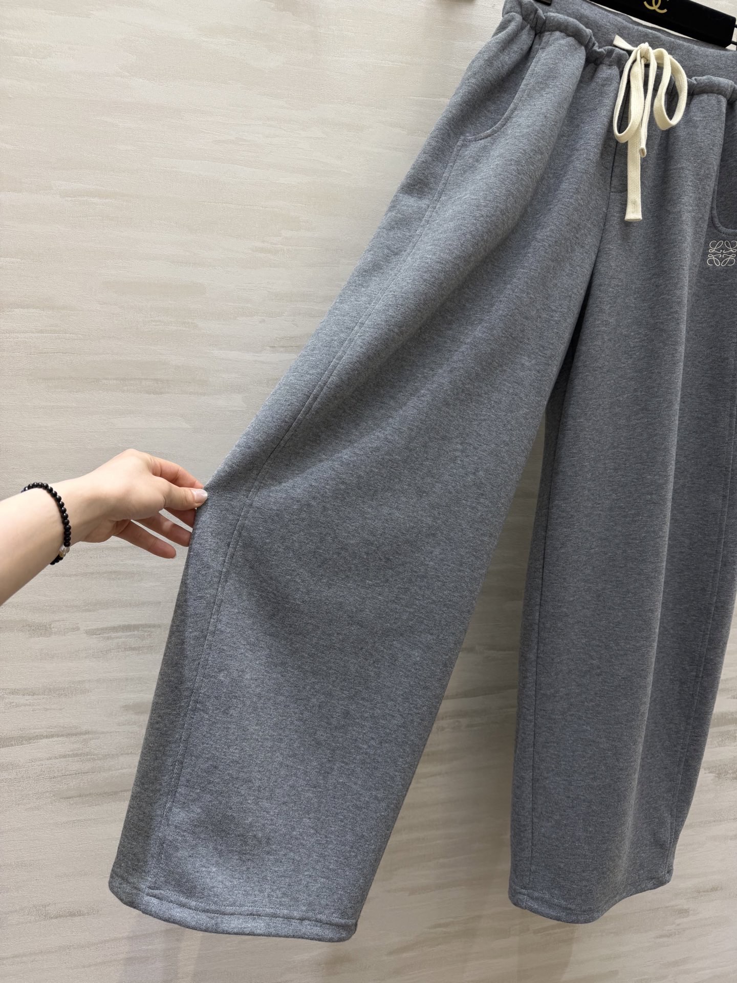 #Loew♡²⁶春夏新款 休闲裤 精致logo刺绣🪡 裤腿抽绳可收腿设计 无敌显瘦裤型！！！春夏必入神裤