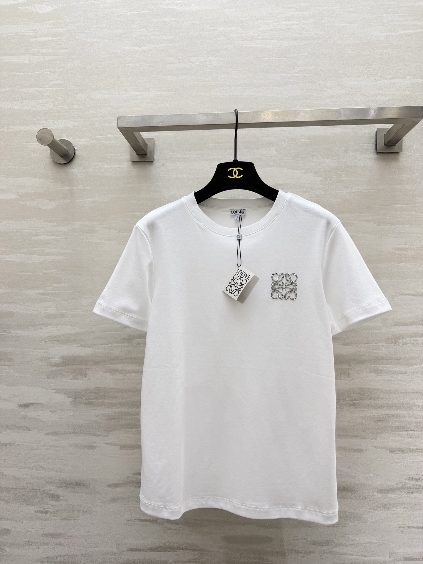 NO:735779,#Loew new spring and summer heavy industry logo beaded short-sleeved T-shirt, high-quality customization, available in stock first size S/M/L (S size shoulder width 37, chest 90, length 59),, loewe, T-shirt, tees, t-shirt,19860909#Loew春夏新款 重工logo钉珠短袖T恤 高品质定制 现货首发sizeS/M/L（s码肩宽37,胸围90,衣长59）,,loewe,T-shirt,tees，t-shirt,,Women's clothing