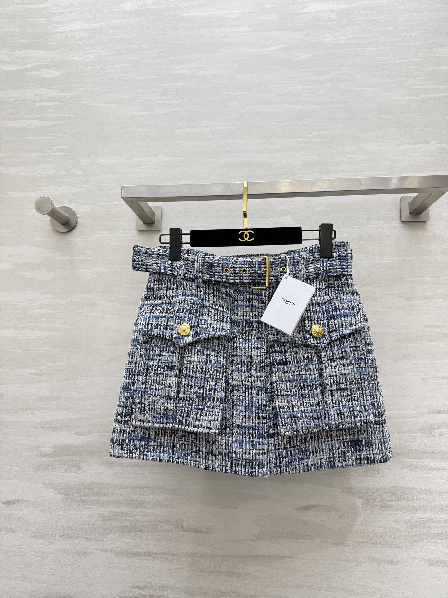 NO:735761,#Balmai's new blue and white tweed skirt, classic woven texture + metal buckle, full of French elegance, waist design + belt, easily highlights the waistline, moderate skirt length, exposed legs and proportional, soft fabric, comfortable to wear, can be easily used for commuting and dating!  The blue and white color scheme is fresh and white. Pair it with the same series of jackets to easily get the ladylike style. High-quality customization. Available in stock first size S/M/L (S size waist 70, skirt length 36), balmain, skirts, jackets & coats,19860909#Balmai新款 蓝白粗花呢半裙 经典编织纹理+金属扣 法式优雅感满满 收腰设计+腰带,轻松凸显腰线 裙长适中 露腿又显比例 面料柔软不扎 穿着舒适,通勤、约会都能轻松驾驭！蓝白配色清新显白 搭配同系列外套轻松get名媛风 高品质定制 现货首发sizeS/M/L（s码腰围70,裙长36）,,balmain,skirts,jackets & coats,,Women's clothing