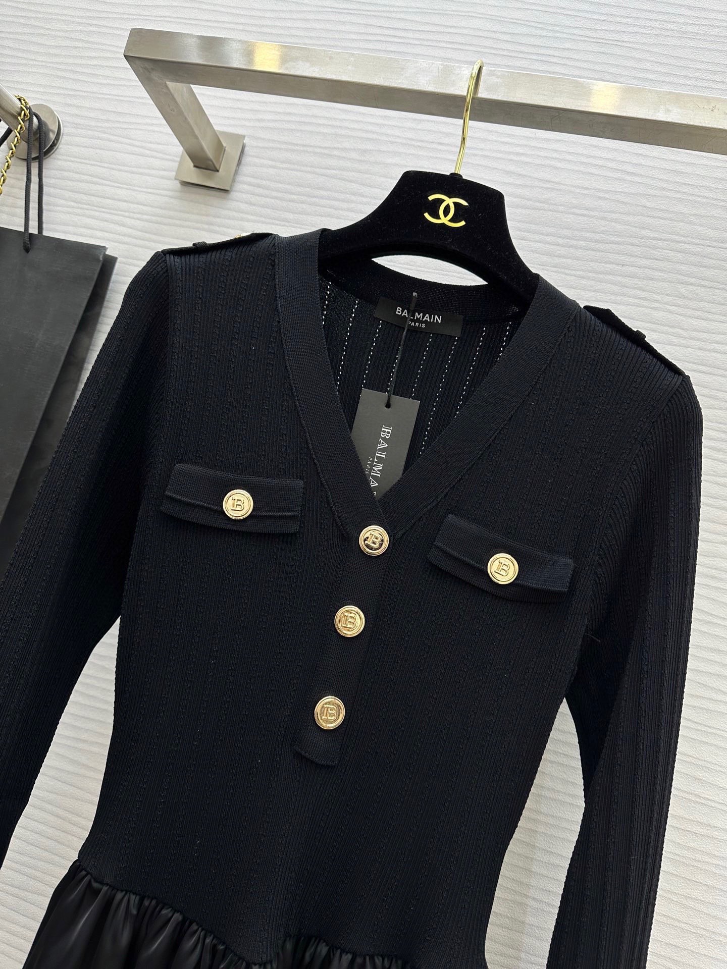 BALMAI♡ 巴尔曼新款连衣裙 V领修身针织连衣裙 优雅且流畅的V领设计！优雅迷人 前襟小金扣点缀 精