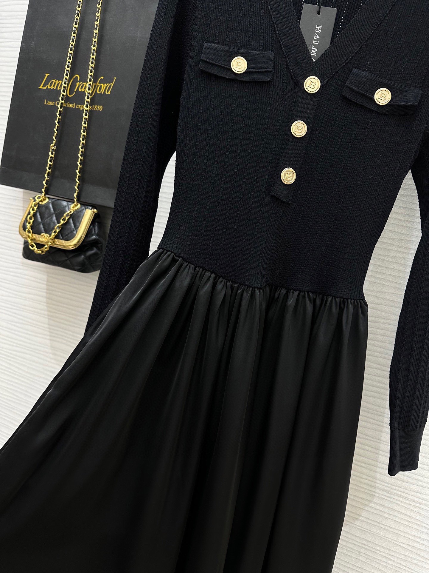 BALMAI♡ 巴尔曼新款连衣裙 V领修身针织连衣裙 优雅且流畅的V领设计！优雅迷人 前襟小金扣点缀 精