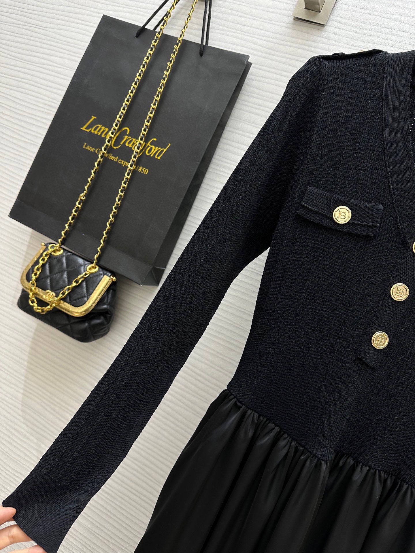 BALMAI♡ 巴尔曼新款连衣裙 V领修身针织连衣裙 优雅且流畅的V领设计！优雅迷人 前襟小金扣点缀 精